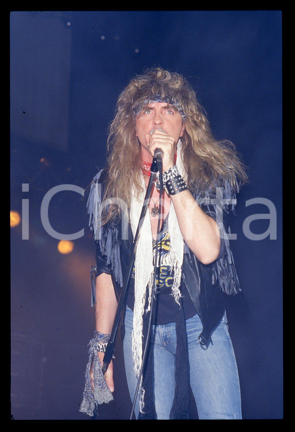 35mm vintage slide* 1990ca ITALIA MUSICA Biff BYFORD dei SAXON in concerto (4) Diapositiva d'epoca, in formato 35 mm. CONDIZIONI: GOODE' severamente vietata la riproduzione. Tutti i diritti sono riservati. ICharta mette in vendita, sul negozio eBay e in esclusiva sul sito "icharta" il proprio archivio composto da numerose diapositive e negativi fotografici d'epoca, tutti originali e autentici, che attraversano la storia del costume italiano tra gli la fine degli anni Sessanta e Novanta.Si tratta di uno sguardo inedito sull'attualit&agrave;, la politica, la vita quotidiana, il gossip e la cultura, che fotografa il cambiamento della nazione in quest'ultimo scorcio del XX secolo. Un'occasione unica per il mercato del collezionismo, che vede finalmente disponibile un archivio eccezionale per vastit&agrave;, tematiche e condizioni, in un settore (il negativo fotografico e la diapositiva) di assoluta novit&agrave; e dalle interessanti prospettive di investimento.  originale e autentica 1