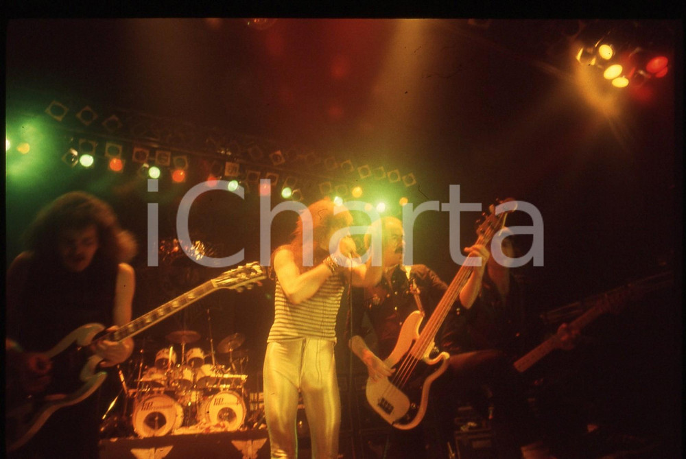  35mm vintage slide* 1981 MILANO Biff BYFORD dei SAXON - Palalido (1) Nella diapositiva compaiono anche Graham Oliver e Steven "Dobby" Dawson ed &egrave; riferita al Demin and Leather tour Diapositiva d'epoca, in formato 35 mm. CONDIZIONI: GOODE' severamente vietata la riproduzione. Tutti i diritti sono riservati. ICharta mette in vendita, sul negozio eBay e in esclusiva sul sito "icharta" il proprio archivio composto da numerose diapositive e negativi fotografici d'epoca, tutti originali e autentici, che attraversano la storia del costume italiano tra gli la fine degli anni Sessanta e Novanta.Si tratta di uno sguardo inedito sull'attualit&agrave;, la politica, la vita quotidiana, il gossip e la cultura, che fotografa il cambiamento della nazione in quest'ultimo scorcio del XX secolo. Un'occasione unica per il mercato del collezionismo, che vede finalmente disponibile un archivio eccezionale per vastit&agrave;, tematiche e condizioni, in un settore (il negativo fotografico e la diapositiva) di assoluta novit&agrave; e dalle interessanti prospettive di investimento.  originale e autentica 1