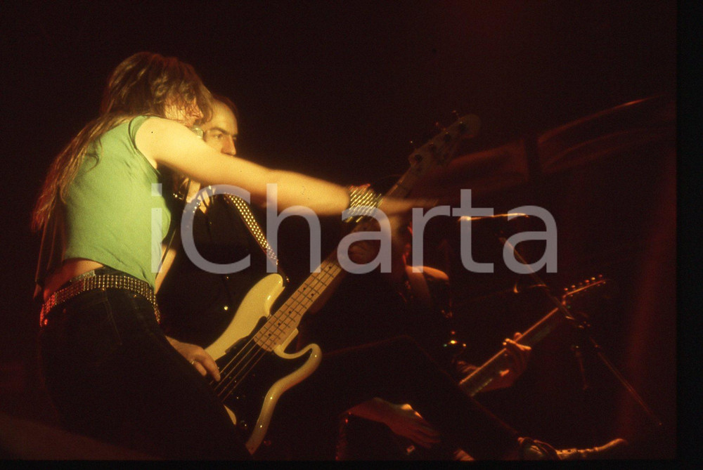 35mm vintage slide* 1985ca ITALIA MUSICA Biff BYFORD Steve DAWSON dei SAXON (2) Nella diapositiva compare anche Steven "Dobby" DawsonDiapositiva d'epoca, in formato 35 mm. CONDIZIONI: GOODE' severamente vietata la riproduzione. Tutti i diritti sono riservati. ICharta mette in vendita, sul negozio eBay e in esclusiva sul sito "icharta" il proprio archivio composto da numerose diapositive e negativi fotografici d'epoca, tutti originali e autentici, che attraversano la storia del costume italiano tra gli la fine degli anni Sessanta e Novanta.Si tratta di uno sguardo inedito sull'attualit&agrave;, la politica, la vita quotidiana, il gossip e la cultura, che fotografa il cambiamento della nazione in quest'ultimo scorcio del XX secolo. Un'occasione unica per il mercato del collezionismo, che vede finalmente disponibile un archivio eccezionale per vastit&agrave;, tematiche e condizioni, in un settore (il negativo fotografico e la diapositiva) di assoluta novit&agrave; e dalle interessanti prospettive di investimento.  originale e autentica 1