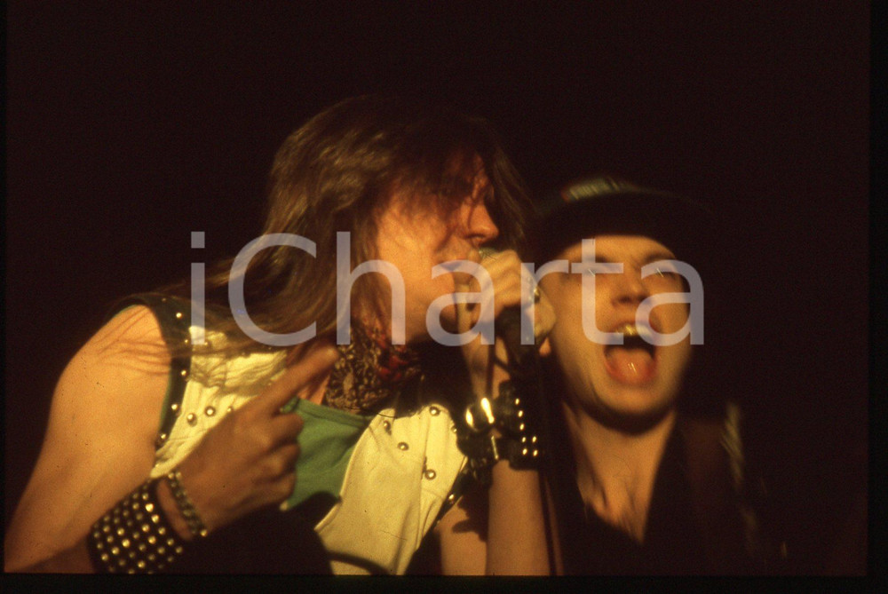35mm vintage slide* 1985ca ITALIA MUSICA Biff BYFORD dei SAXON in concerto (3) Diapositiva d'epoca, in formato 35 mm. CONDIZIONI: GOODE' severamente vietata la riproduzione. Tutti i diritti sono riservati. ICharta mette in vendita, sul negozio eBay e in esclusiva sul sito "icharta" il proprio archivio composto da numerose diapositive e negativi fotografici d'epoca, tutti originali e autentici, che attraversano la storia del costume italiano tra gli la fine degli anni Sessanta e Novanta.Si tratta di uno sguardo inedito sull'attualit&agrave;, la politica, la vita quotidiana, il gossip e la cultura, che fotografa il cambiamento della nazione in quest'ultimo scorcio del XX secolo. Un'occasione unica per il mercato del collezionismo, che vede finalmente disponibile un archivio eccezionale per vastit&agrave;, tematiche e condizioni, in un settore (il negativo fotografico e la diapositiva) di assoluta novit&agrave; e dalle interessanti prospettive di investimento.  originale e autentica 1