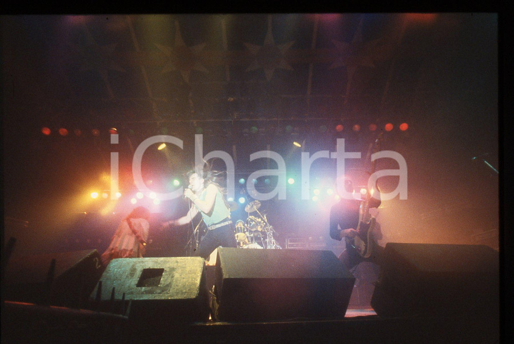 35mm vintage slide* 1985ca ITALIA MUSICA Biff BYFORD dei SAXON in concerto (4) Nella diapositiva compare anche Steven "Dobby" DawsonDiapositiva d'epoca, in formato 35 mm. CONDIZIONI: FAIR (la diapositiva presenta piccole macchie)E' severamente vietata la riproduzione. Tutti i diritti sono riservati. ICharta mette in vendita, sul negozio eBay e in esclusiva sul sito "icharta" il proprio archivio composto da numerose diapositive e negativi fotografici d'epoca, tutti originali e autentici, che attraversano la storia del costume italiano tra gli la fine degli anni Sessanta e Novanta.Si tratta di uno sguardo inedito sull'attualit&agrave;, la politica, la vita quotidiana, il gossip e la cultura, che fotografa il cambiamento della nazione in quest'ultimo scorcio del XX secolo. Un'occasione unica per il mercato del collezionismo, che vede finalmente disponibile un archivio eccezionale per vastit&agrave;, tematiche e condizioni, in un settore (il negativo fotografico e la diapositiva) di assoluta novit&agrave; e dalle interessanti prospettive di investimento.  originale e autentica 1