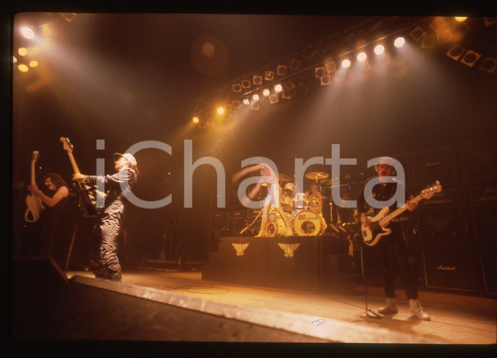 35mm vintage slide*1981 MILANO Biff BYFORD Dobby DAWSON dei SAXON al Palalido 6 La diapositiva &egrave; riferita al "Demin and Leather tour" e compaiono anche Paul Quinn, Graham Oliver, Steven "Dobby" Dawson e Peter GillDiapositiva d'epoca, in formato 35 mm. CONDIZIONI: GOODE' severamente vietata la riproduzione. Tutti i diritti sono riservati. ICharta mette in vendita, sul negozio eBay e in esclusiva sul sito "icharta" il proprio archivio composto da numerose diapositive e negativi fotografici d'epoca, tutti originali e autentici, che attraversano la storia del costume italiano tra gli la fine degli anni Sessanta e Novanta.Si tratta di uno sguardo inedito sull'attualit&agrave;, la politica, la vita quotidiana, il gossip e la cultura, che fotografa il cambiamento della nazione in quest'ultimo scorcio del XX secolo. Un'occasione unica per il mercato del collezionismo, che vede finalmente disponibile un archivio eccezionale per vastit&agrave;, tematiche e condizioni, in un settore (il negativo fotografico e la diapositiva) di assoluta novit&agrave; e dalle interessanti prospettive di investimento.  originale e autentica 1