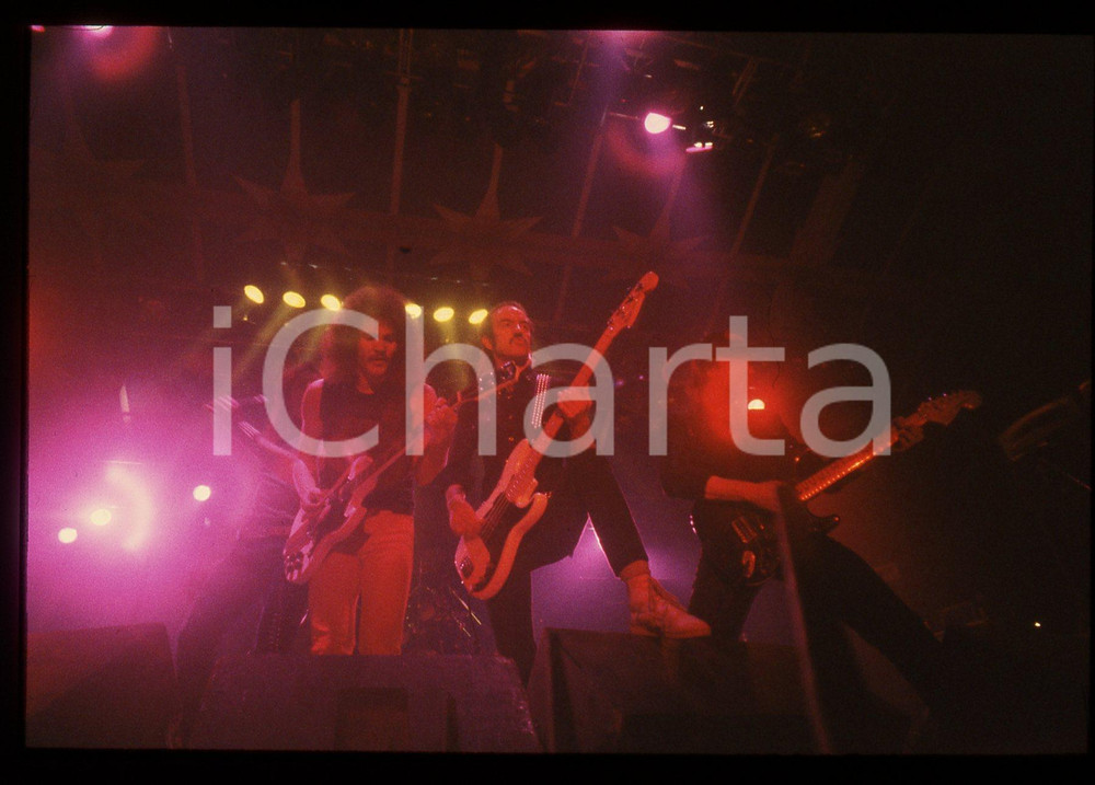 35mm vintage slide*1981 MILANO Graham OLIVER Paul QUINN dei SAXON al Palalido 6 La diapositiva &egrave; riferita al "Demin and Leather tour" e compaiono anche Paul Quinn e Steven "Dobby" Dawson Diapositiva d'epoca, in formato 35 mm. CONDIZIONI: GOODE' severamente vietata la riproduzione. Tutti i diritti sono riservati. ICharta mette in vendita, sul negozio eBay e in esclusiva sul sito "icharta" il proprio archivio composto da numerose diapositive e negativi fotografici d'epoca, tutti originali e autentici, che attraversano la storia del costume italiano tra gli la fine degli anni Sessanta e Novanta.Si tratta di uno sguardo inedito sull'attualit&agrave;, la politica, la vita quotidiana, il gossip e la cultura, che fotografa il cambiamento della nazione in quest'ultimo scorcio del XX secolo. Un'occasione unica per il mercato del collezionismo, che vede finalmente disponibile un archivio eccezionale per vastit&agrave;, tematiche e condizioni, in un settore (il negativo fotografico e la diapositiva) di assoluta novit&agrave; e dalle interessanti prospettive di investimento.  originale e autentica 1