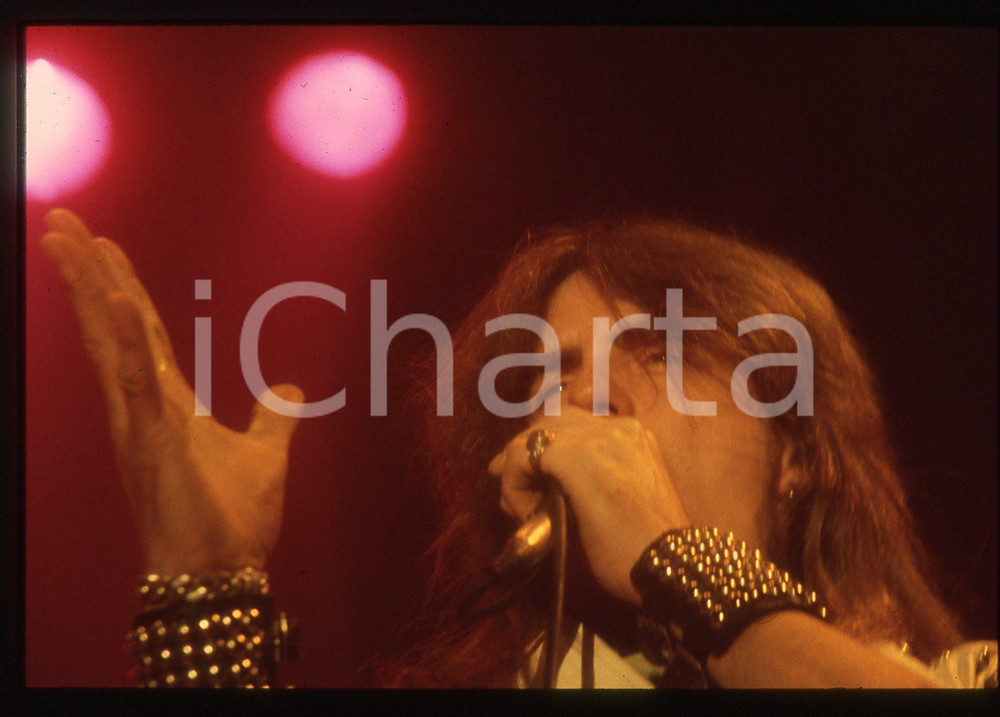 35mm vintage slide* 1985ca ITALIA MUSICA Biff BYFORD dei SAXON in concerto (5) Diapositiva d'epoca, in formato 35 mm. CONDIZIONI: FAIR (la diapositiva presenta piccole macchie)E' severamente vietata la riproduzione. Tutti i diritti sono riservati. ICharta mette in vendita, sul negozio eBay e in esclusiva sul sito "icharta" il proprio archivio composto da numerose diapositive e negativi fotografici d'epoca, tutti originali e autentici, che attraversano la storia del costume italiano tra gli la fine degli anni Sessanta e Novanta.Si tratta di uno sguardo inedito sull'attualit&agrave;, la politica, la vita quotidiana, il gossip e la cultura, che fotografa il cambiamento della nazione in quest'ultimo scorcio del XX secolo. Un'occasione unica per il mercato del collezionismo, che vede finalmente disponibile un archivio eccezionale per vastit&agrave;, tematiche e condizioni, in un settore (il negativo fotografico e la diapositiva) di assoluta novit&agrave; e dalle interessanti prospettive di investimento.  originale e autentica 1