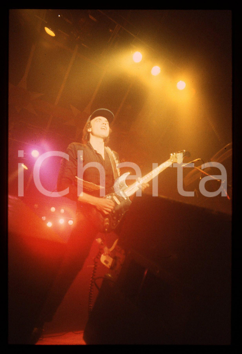 35mm vintage slide* 1981 MILANO Paul QUINN dei SAXON al Palalido (1) Diapositiva d'epoca, in formato 35 mm. CONDIZIONI: GOODE' severamente vietata la riproduzione. Tutti i diritti sono riservati. ICharta mette in vendita, sul negozio eBay e in esclusiva sul sito "icharta" il proprio archivio composto da numerose diapositive e negativi fotografici d'epoca, tutti originali e autentici, che attraversano la storia del costume italiano tra gli la fine degli anni Sessanta e Novanta.Si tratta di uno sguardo inedito sull'attualit&agrave;, la politica, la vita quotidiana, il gossip e la cultura, che fotografa il cambiamento della nazione in quest'ultimo scorcio del XX secolo. Un'occasione unica per il mercato del collezionismo, che vede finalmente disponibile un archivio eccezionale per vastit&agrave;, tematiche e condizioni, in un settore (il negativo fotografico e la diapositiva) di assoluta novit&agrave; e dalle interessanti prospettive di investimento.  originale e autentica 1