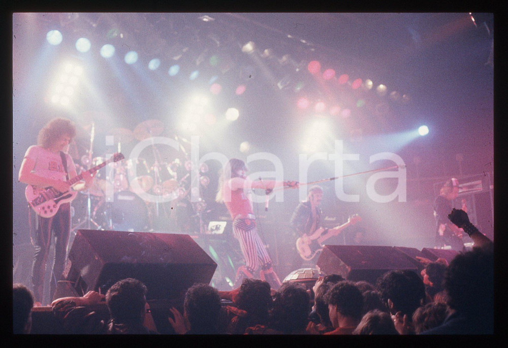 35mm vintage slide* 1985ca ITALIA MUSICA Biff BYFORD dei SAXON in concerto (8) Nella diapositiva compaiono anche Graham Oliver, Paul Quinn e Steven "Dobby" DawsonDiapositiva d'epoca, in formato 35 mm. CONDIZIONI: GOODE' severamente vietata la riproduzione. Tutti i diritti sono riservati. ICharta mette in vendita, sul negozio eBay e in esclusiva sul sito "icharta" il proprio archivio composto da numerose diapositive e negativi fotografici d'epoca, tutti originali e autentici, che attraversano la storia del costume italiano tra gli la fine degli anni Sessanta e Novanta.Si tratta di uno sguardo inedito sull'attualit&agrave;, la politica, la vita quotidiana, il gossip e la cultura, che fotografa il cambiamento della nazione in quest'ultimo scorcio del XX secolo. Un'occasione unica per il mercato del collezionismo, che vede finalmente disponibile un archivio eccezionale per vastit&agrave;, tematiche e condizioni, in un settore (il negativo fotografico e la diapositiva) di assoluta novit&agrave; e dalle interessanti prospettive di investimento.  originale e autentica 1
