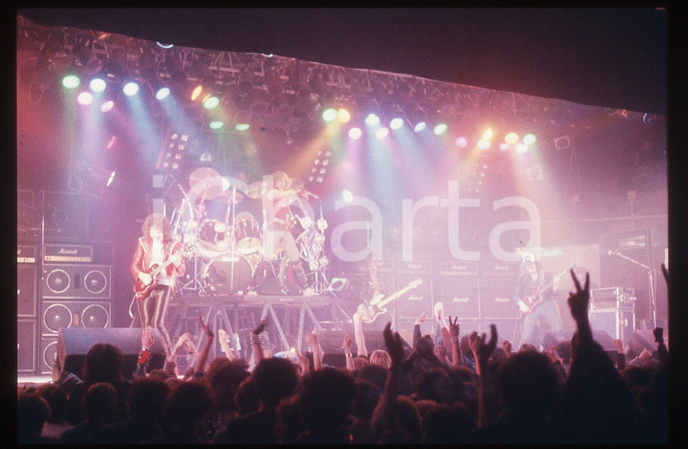 35mm vintage slide* 1985ca ITALIA MUSICA Biff BYFORD dei SAXON in concerto (9) Nella diapositiva compaiono anche Graham Oliver, Paul Quinn e Steven "Dobby" DawsonDiapositiva d'epoca, in formato 35 mm. CONDIZIONI: GOODE' severamente vietata la riproduzione. Tutti i diritti sono riservati. ICharta mette in vendita, sul negozio eBay e in esclusiva sul sito "icharta" il proprio archivio composto da numerose diapositive e negativi fotografici d'epoca, tutti originali e autentici, che attraversano la storia del costume italiano tra gli la fine degli anni Sessanta e Novanta.Si tratta di uno sguardo inedito sull'attualit&agrave;, la politica, la vita quotidiana, il gossip e la cultura, che fotografa il cambiamento della nazione in quest'ultimo scorcio del XX secolo. Un'occasione unica per il mercato del collezionismo, che vede finalmente disponibile un archivio eccezionale per vastit&agrave;, tematiche e condizioni, in un settore (il negativo fotografico e la diapositiva) di assoluta novit&agrave; e dalle interessanti prospettive di investimento.  originale e autentica 1