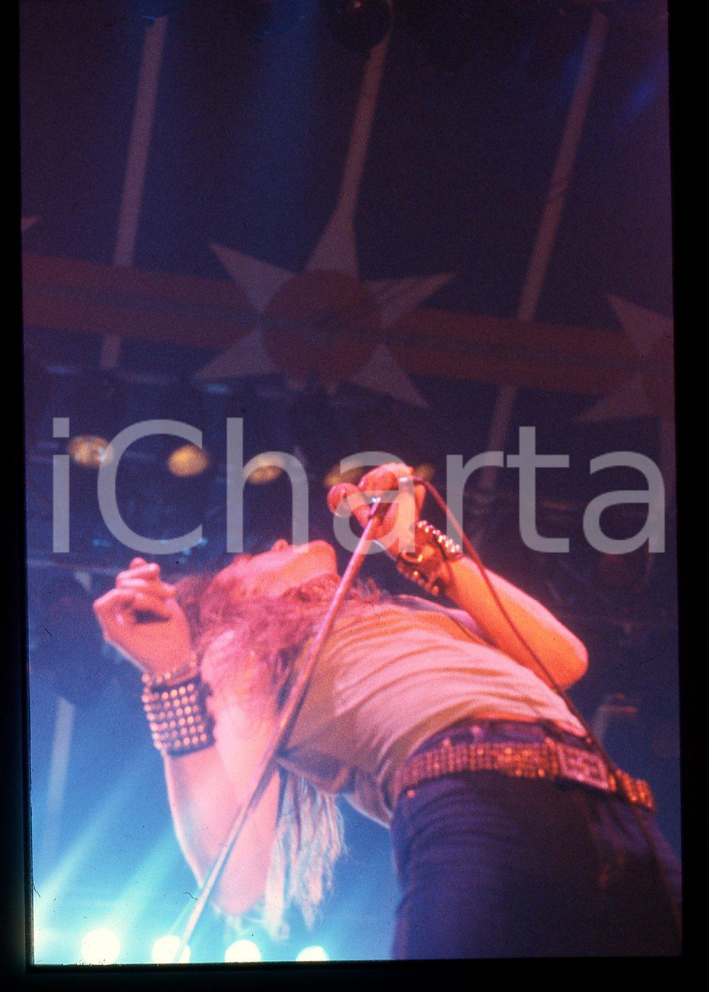 35mm vintage slide* 1985ca ITALIA MUSICA Biff BYFORD dei SAXON Ritratto 1 Diapositiva d'epoca, in formato 35 mm. CONDIZIONI: GOODE' severamente vietata la riproduzione. Tutti i diritti sono riservati. ICharta mette in vendita, sul negozio eBay e in esclusiva sul sito "icharta" il proprio archivio composto da numerose diapositive e negativi fotografici d'epoca, tutti originali e autentici, che attraversano la storia del costume italiano tra gli la fine degli anni Sessanta e Novanta.Si tratta di uno sguardo inedito sull'attualit&agrave;, la politica, la vita quotidiana, il gossip e la cultura, che fotografa il cambiamento della nazione in quest'ultimo scorcio del XX secolo. Un'occasione unica per il mercato del collezionismo, che vede finalmente disponibile un archivio eccezionale per vastit&agrave;, tematiche e condizioni, in un settore (il negativo fotografico e la diapositiva) di assoluta novit&agrave; e dalle interessanti prospettive di investimento.  originale e autentica 1