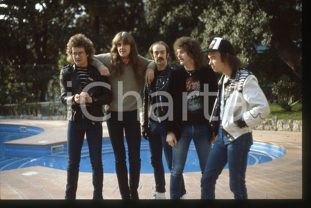 1983 SANREMO Biff BYFORD dei SAXON Ritratto*35mm VINTAGE SLIDE (1) Nella diapositiva compaiono anche Graham Oliver, Paul Quinn, Steven"Dobby" Dawson e Peter GillDiapositiva d'epoca, in formato 35 mm. CONDIZIONI: GOODE' severamente vietata la riproduzione. Tutti i diritti sono riservati. ICharta mette in vendita, sul negozio eBay e in esclusiva sul sito "icharta" il proprio archivio composto da numerose diapositive e negativi fotografici d'epoca, tutti originali e autentici, che attraversano la storia del costume italiano tra gli la fine degli anni Sessanta e Novanta.Si tratta di uno sguardo inedito sull'attualit&agrave;, la politica, la vita quotidiana, il gossip e la cultura, che fotografa il cambiamento della nazione in quest'ultimo scorcio del XX secolo. Un'occasione unica per il mercato del collezionismo, che vede finalmente disponibile un archivio eccezionale per vastit&agrave;, tematiche e condizioni, in un settore (il negativo fotografico e la diapositiva) di assoluta novit&agrave; e dalle interessanti prospettive di investimento.  originale e autentica 1