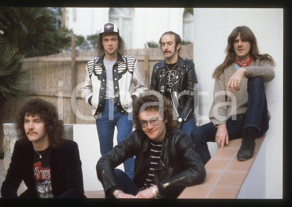 1983 SANREMO Biff BYFORD dei SAXON Ritratto*35mm VINTAGE SLIDE 2 Nella diapositiva compaiono anche Graham Oliver, Paul Quinn, Steven"Dobby" Dawson e Peter GillDiapositiva d'epoca, in formato 35 mm. CONDIZIONI: GOODE' severamente vietata la riproduzione. Tutti i diritti sono riservati. ICharta mette in vendita, sul negozio eBay e in esclusiva sul sito "icharta" il proprio archivio composto da numerose diapositive e negativi fotografici d'epoca, tutti originali e autentici, che attraversano la storia del costume italiano tra gli la fine degli anni Sessanta e Novanta.Si tratta di uno sguardo inedito sull'attualit&agrave;, la politica, la vita quotidiana, il gossip e la cultura, che fotografa il cambiamento della nazione in quest'ultimo scorcio del XX secolo. Un'occasione unica per il mercato del collezionismo, che vede finalmente disponibile un archivio eccezionale per vastit&agrave;, tematiche e condizioni, in un settore (il negativo fotografico e la diapositiva) di assoluta novit&agrave; e dalle interessanti prospettive di investimento.  originale e autentica 1