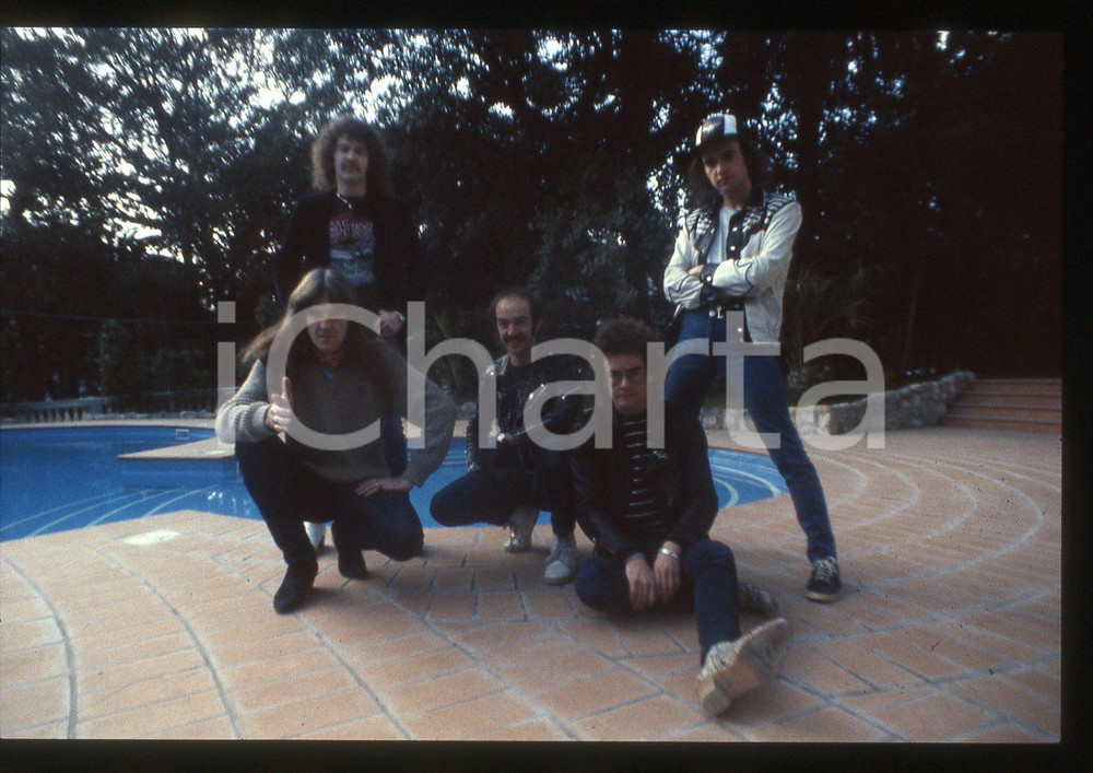 1983 SANREMO Biff BYFORD dei SAXON Ritratto*35mm VINTAGE SLIDE (5) Nella diapositiva compaiono anche Graham Oliver, Paul Quinn, Steven"Dobby" Dawson e Peter GillDiapositiva d'epoca, in formato 35 mm. CONDIZIONI: GOODE' severamente vietata la riproduzione. Tutti i diritti sono riservati. ICharta mette in vendita, sul negozio eBay e in esclusiva sul sito "icharta" il proprio archivio composto da numerose diapositive e negativi fotografici d'epoca, tutti originali e autentici, che attraversano la storia del costume italiano tra gli la fine degli anni Sessanta e Novanta.Si tratta di uno sguardo inedito sull'attualit&agrave;, la politica, la vita quotidiana, il gossip e la cultura, che fotografa il cambiamento della nazione in quest'ultimo scorcio del XX secolo. Un'occasione unica per il mercato del collezionismo, che vede finalmente disponibile un archivio eccezionale per vastit&agrave;, tematiche e condizioni, in un settore (il negativo fotografico e la diapositiva) di assoluta novit&agrave; e dalle interessanti prospettive di investimento.  originale e autentica 1