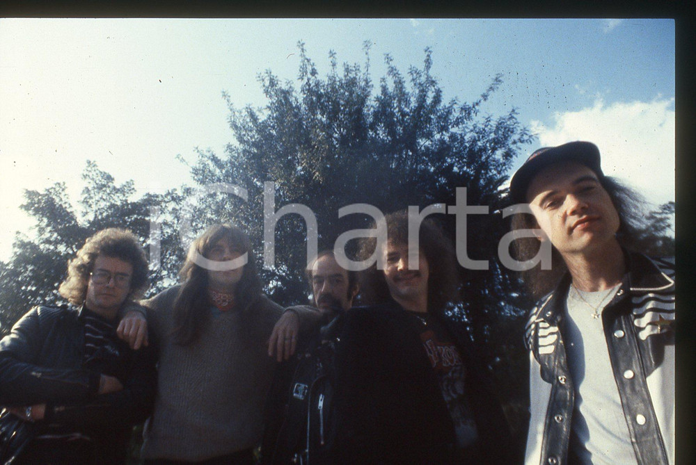 1983 SANREMO Biff BYFORD dei SAXON Ritratto*35mm VINTAGE SLIDE (7) Nella diapositiva compaiono anche Graham Oliver, Paul Quinn, Steven"Dobby" Dawson e Peter GillDiapositiva d'epoca, in formato 35 mm. CONDIZIONI: GOODE' severamente vietata la riproduzione. Tutti i diritti sono riservati. ICharta mette in vendita, sul negozio eBay e in esclusiva sul sito "icharta" il proprio archivio composto da numerose diapositive e negativi fotografici d'epoca, tutti originali e autentici, che attraversano la storia del costume italiano tra gli la fine degli anni Sessanta e Novanta.Si tratta di uno sguardo inedito sull'attualit&agrave;, la politica, la vita quotidiana, il gossip e la cultura, che fotografa il cambiamento della nazione in quest'ultimo scorcio del XX secolo. Un'occasione unica per il mercato del collezionismo, che vede finalmente disponibile un archivio eccezionale per vastit&agrave;, tematiche e condizioni, in un settore (il negativo fotografico e la diapositiva) di assoluta novit&agrave; e dalle interessanti prospettive di investimento.  originale e autentica 1