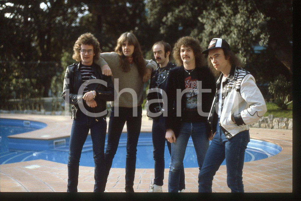 1983 SANREMO Biff BYFORD dei SAXON Ritratto*35mm VINTAGE SLIDE (8) Nella diapositiva compaiono anche Graham Oliver, Paul Quinn, Steven"Dobby" Dawson e Peter GillDiapositiva d'epoca, in formato 35 mm. CONDIZIONI: GOODE' severamente vietata la riproduzione. Tutti i diritti sono riservati. ICharta mette in vendita, sul negozio eBay e in esclusiva sul sito "icharta" il proprio archivio composto da numerose diapositive e negativi fotografici d'epoca, tutti originali e autentici, che attraversano la storia del costume italiano tra gli la fine degli anni Sessanta e Novanta.Si tratta di uno sguardo inedito sull'attualit&agrave;, la politica, la vita quotidiana, il gossip e la cultura, che fotografa il cambiamento della nazione in quest'ultimo scorcio del XX secolo. Un'occasione unica per il mercato del collezionismo, che vede finalmente disponibile un archivio eccezionale per vastit&agrave;, tematiche e condizioni, in un settore (il negativo fotografico e la diapositiva) di assoluta novit&agrave; e dalle interessanti prospettive di investimento.  originale e autentica 1