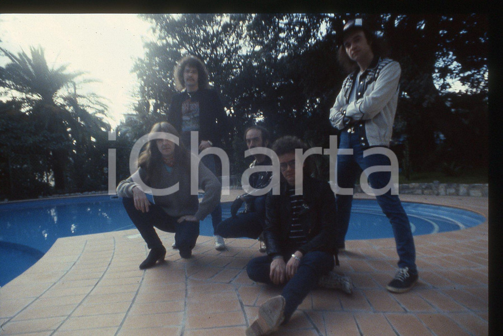 1983 SANREMO Biff BYFORD dei SAXON Ritratto*35mm VINTAGE SLIDE (9) Nella diapositiva compaiono anche Graham Oliver, Paul Quinn, Steven"Dobby" Dawson e Peter GillDiapositiva d'epoca, in formato 35 mm. CONDIZIONI: GOODE' severamente vietata la riproduzione. Tutti i diritti sono riservati. ICharta mette in vendita, sul negozio eBay e in esclusiva sul sito "icharta" il proprio archivio composto da numerose diapositive e negativi fotografici d'epoca, tutti originali e autentici, che attraversano la storia del costume italiano tra gli la fine degli anni Sessanta e Novanta.Si tratta di uno sguardo inedito sull'attualit&agrave;, la politica, la vita quotidiana, il gossip e la cultura, che fotografa il cambiamento della nazione in quest'ultimo scorcio del XX secolo. Un'occasione unica per il mercato del collezionismo, che vede finalmente disponibile un archivio eccezionale per vastit&agrave;, tematiche e condizioni, in un settore (il negativo fotografico e la diapositiva) di assoluta novit&agrave; e dalle interessanti prospettive di investimento.  originale e autentica 1