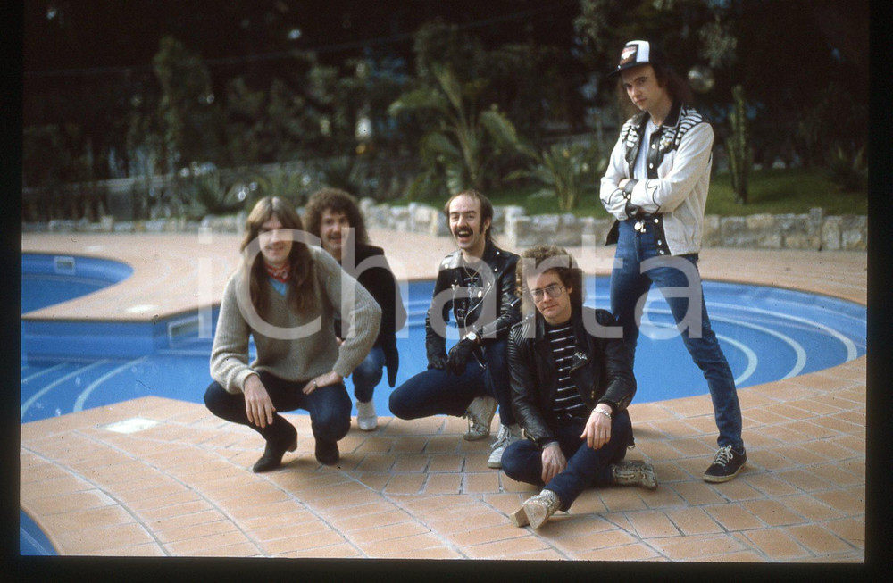 1983 SANREMO Biff BYFORD dei SAXON Ritratto*35mm VINTAGE SLIDE (11) Nella diapositiva compaiono anche Graham Oliver, Paul Quinn, Steven"Dobby" Dawson e Peter GillDiapositiva d'epoca, in formato 35 mm. CONDIZIONI: GOODE' severamente vietata la riproduzione. Tutti i diritti sono riservati. ICharta mette in vendita, sul negozio eBay e in esclusiva sul sito "icharta" il proprio archivio composto da numerose diapositive e negativi fotografici d'epoca, tutti originali e autentici, che attraversano la storia del costume italiano tra gli la fine degli anni Sessanta e Novanta.Si tratta di uno sguardo inedito sull'attualit&agrave;, la politica, la vita quotidiana, il gossip e la cultura, che fotografa il cambiamento della nazione in quest'ultimo scorcio del XX secolo. Un'occasione unica per il mercato del collezionismo, che vede finalmente disponibile un archivio eccezionale per vastit&agrave;, tematiche e condizioni, in un settore (il negativo fotografico e la diapositiva) di assoluta novit&agrave; e dalle interessanti prospettive di investimento.  originale e autentica 1