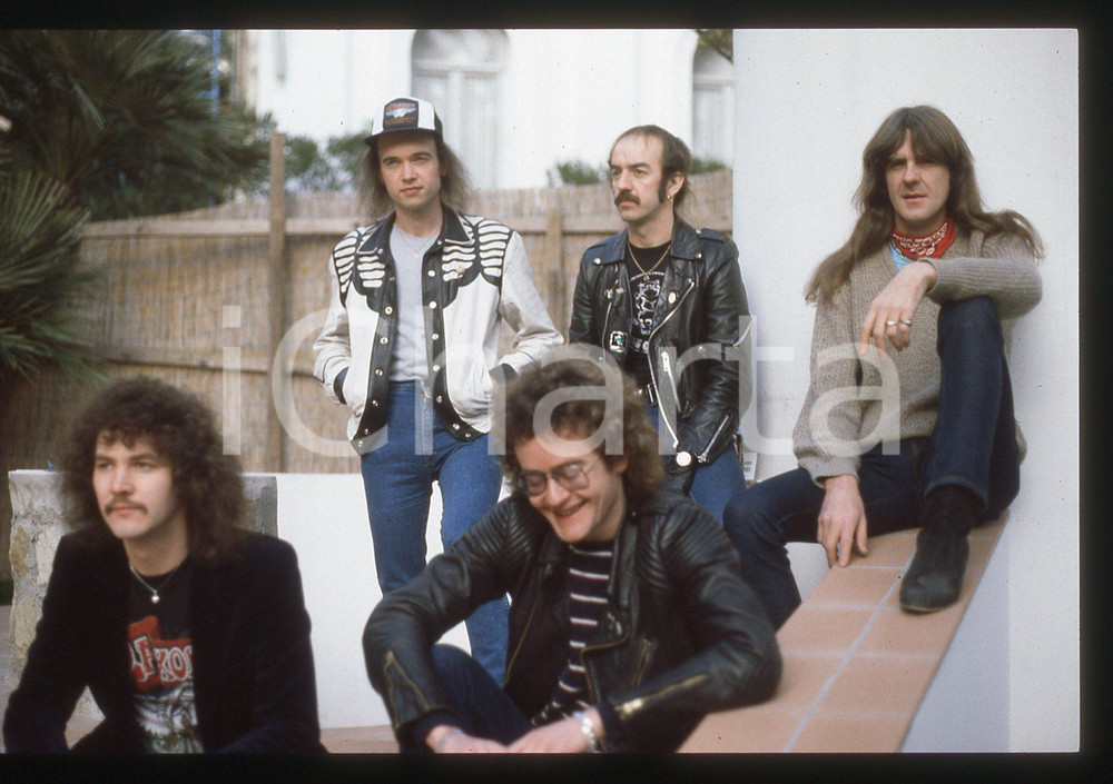 1983 SANREMO Biff BYFORD dei SAXON Ritratto*35mm VINTAGE SLIDE (12) Nella diapositiva compaiono anche Graham Oliver, Paul Quinn, Steven"Dobby" Dawson e Peter GillDiapositiva d'epoca, in formato 35 mm. CONDIZIONI: GOODE' severamente vietata la riproduzione. Tutti i diritti sono riservati. ICharta mette in vendita, sul negozio eBay e in esclusiva sul sito "icharta" il proprio archivio composto da numerose diapositive e negativi fotografici d'epoca, tutti originali e autentici, che attraversano la storia del costume italiano tra gli la fine degli anni Sessanta e Novanta.Si tratta di uno sguardo inedito sull'attualit&agrave;, la politica, la vita quotidiana, il gossip e la cultura, che fotografa il cambiamento della nazione in quest'ultimo scorcio del XX secolo. Un'occasione unica per il mercato del collezionismo, che vede finalmente disponibile un archivio eccezionale per vastit&agrave;, tematiche e condizioni, in un settore (il negativo fotografico e la diapositiva) di assoluta novit&agrave; e dalle interessanti prospettive di investimento.  originale e autentica 1