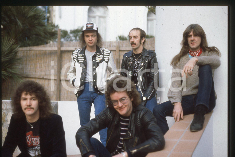 1983 SANREMO Biff BYFORD dei SAXON Ritratto*35mm VINTAGE SLIDE (13) Nella diapositiva compaiono anche Graham Oliver, Paul Quinn, Steven"Dobby" Dawson e Peter GillDiapositiva d'epoca, in formato 35 mm. CONDIZIONI: GOODE' severamente vietata la riproduzione. Tutti i diritti sono riservati. ICharta mette in vendita, sul negozio eBay e in esclusiva sul sito "icharta" il proprio archivio composto da numerose diapositive e negativi fotografici d'epoca, tutti originali e autentici, che attraversano la storia del costume italiano tra gli la fine degli anni Sessanta e Novanta.Si tratta di uno sguardo inedito sull'attualit&agrave;, la politica, la vita quotidiana, il gossip e la cultura, che fotografa il cambiamento della nazione in quest'ultimo scorcio del XX secolo. Un'occasione unica per il mercato del collezionismo, che vede finalmente disponibile un archivio eccezionale per vastit&agrave;, tematiche e condizioni, in un settore (il negativo fotografico e la diapositiva) di assoluta novit&agrave; e dalle interessanti prospettive di investimento.  originale e autentica 1