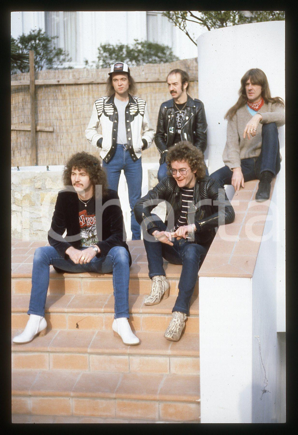 1983 SANREMO Biff BYFORD dei SAXON Ritratto*35mm VINTAGE SLIDE (14) Nella diapositiva compaiono anche Graham Oliver, Paul Quinn, Steven"Dobby" Dawson e Peter GillDiapositiva d'epoca, in formato 35 mm. CONDIZIONI: GOODE' severamente vietata la riproduzione. Tutti i diritti sono riservati. ICharta mette in vendita, sul negozio eBay e in esclusiva sul sito "icharta" il proprio archivio composto da numerose diapositive e negativi fotografici d'epoca, tutti originali e autentici, che attraversano la storia del costume italiano tra gli la fine degli anni Sessanta e Novanta.Si tratta di uno sguardo inedito sull'attualit&agrave;, la politica, la vita quotidiana, il gossip e la cultura, che fotografa il cambiamento della nazione in quest'ultimo scorcio del XX secolo. Un'occasione unica per il mercato del collezionismo, che vede finalmente disponibile un archivio eccezionale per vastit&agrave;, tematiche e condizioni, in un settore (il negativo fotografico e la diapositiva) di assoluta novit&agrave; e dalle interessanti prospettive di investimento.  originale e autentica 1