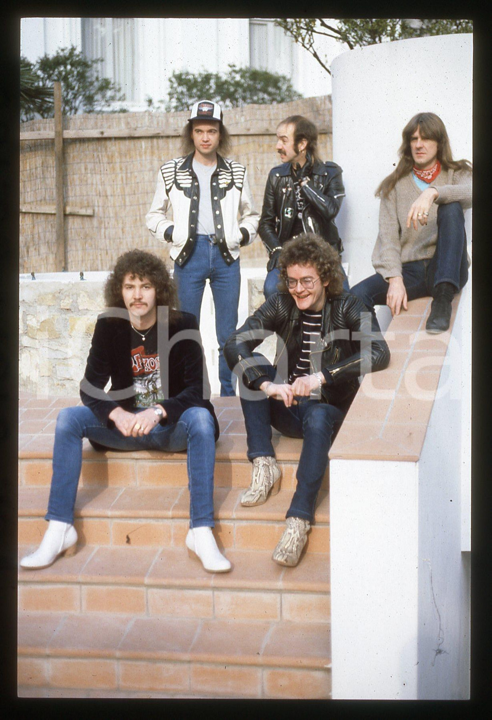 1983 SANREMO Biff BYFORD dei SAXON Ritratto*35mm VINTAGE SLIDE (15) Nella diapositiva compaiono anche Graham Oliver, Paul Quinn, Steven"Dobby" Dawson e Peter GillDiapositiva d'epoca, in formato 35 mm. CONDIZIONI: GOODE' severamente vietata la riproduzione. Tutti i diritti sono riservati. ICharta mette in vendita, sul negozio eBay e in esclusiva sul sito "icharta" il proprio archivio composto da numerose diapositive e negativi fotografici d'epoca, tutti originali e autentici, che attraversano la storia del costume italiano tra gli la fine degli anni Sessanta e Novanta.Si tratta di uno sguardo inedito sull'attualit&agrave;, la politica, la vita quotidiana, il gossip e la cultura, che fotografa il cambiamento della nazione in quest'ultimo scorcio del XX secolo. Un'occasione unica per il mercato del collezionismo, che vede finalmente disponibile un archivio eccezionale per vastit&agrave;, tematiche e condizioni, in un settore (il negativo fotografico e la diapositiva) di assoluta novit&agrave; e dalle interessanti prospettive di investimento.  originale e autentica 1