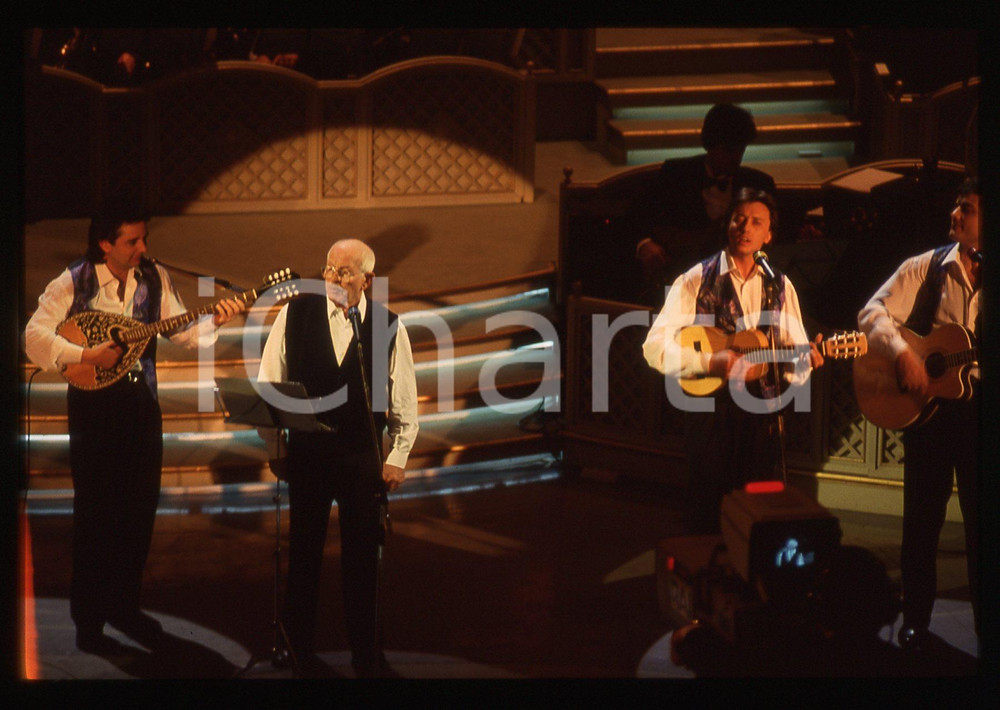 35mm vintage slide* 1993 SANREMO Roberto MUROLO sul palco del Teatro Ariston 1 Diapositiva d'epoca, in formato 35 mm. CONDIZIONI: GOODE' severamente vietata la riproduzione. Tutti i diritti sono riservati. ICharta mette in vendita, sul negozio eBay e in esclusiva sul sito "icharta" il proprio archivio composto da numerose diapositive e negativi fotografici d'epoca, tutti originali e autentici, che attraversano la storia del costume italiano tra gli la fine degli anni Sessanta e Novanta.Si tratta di uno sguardo inedito sull'attualit&agrave;, la politica, la vita quotidiana, il gossip e la cultura, che fotografa il cambiamento della nazione in quest'ultimo scorcio del XX secolo. Un'occasione unica per il mercato del collezionismo, che vede finalmente disponibile un archivio eccezionale per vastit&agrave;, tematiche e condizioni, in un settore (il negativo fotografico e la diapositiva) di assoluta novit&agrave; e dalle interessanti prospettive di investimento.  originale e autentica 1