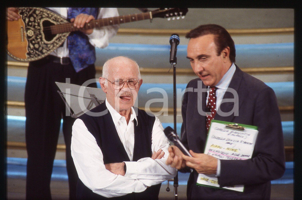 35mm vintage slide* 1993 SANREMO Pippo BAUDO con Roberto MUROLO all'Ariston (1) Diapositiva d'epoca, in formato 35 mm. CONDIZIONI: GOODE' severamente vietata la riproduzione. Tutti i diritti sono riservati. ICharta mette in vendita, sul negozio eBay e in esclusiva sul sito "icharta" il proprio archivio composto da numerose diapositive e negativi fotografici d'epoca, tutti originali e autentici, che attraversano la storia del costume italiano tra gli la fine degli anni Sessanta e Novanta.Si tratta di uno sguardo inedito sull'attualit&agrave;, la politica, la vita quotidiana, il gossip e la cultura, che fotografa il cambiamento della nazione in quest'ultimo scorcio del XX secolo. Un'occasione unica per il mercato del collezionismo, che vede finalmente disponibile un archivio eccezionale per vastit&agrave;, tematiche e condizioni, in un settore (il negativo fotografico e la diapositiva) di assoluta novit&agrave; e dalle interessanti prospettive di investimento.  originale e autentica 1