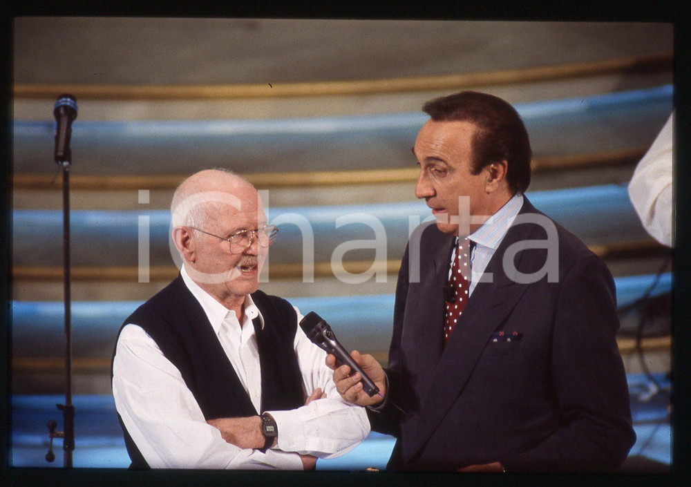 35mm vintage slide* 1993 SANREMO Pippo BAUDO con Roberto MUROLO all'Ariston (2) Diapositiva d'epoca, in formato 35 mm. CONDIZIONI: GOODE' severamente vietata la riproduzione. Tutti i diritti sono riservati. ICharta mette in vendita, sul negozio eBay e in esclusiva sul sito "icharta" il proprio archivio composto da numerose diapositive e negativi fotografici d'epoca, tutti originali e autentici, che attraversano la storia del costume italiano tra gli la fine degli anni Sessanta e Novanta.Si tratta di uno sguardo inedito sull'attualit&agrave;, la politica, la vita quotidiana, il gossip e la cultura, che fotografa il cambiamento della nazione in quest'ultimo scorcio del XX secolo. Un'occasione unica per il mercato del collezionismo, che vede finalmente disponibile un archivio eccezionale per vastit&agrave;, tematiche e condizioni, in un settore (il negativo fotografico e la diapositiva) di assoluta novit&agrave; e dalle interessanti prospettive di investimento.  originale e autentica 1