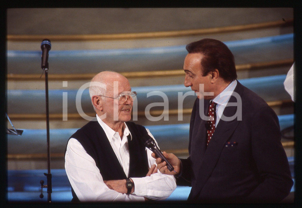 35mm vintage slide* 1993 SANREMO Pippo BAUDO con Roberto MUROLO all'Ariston (4) Diapositiva d'epoca, in formato 35 mm. CONDIZIONI: GOODE' severamente vietata la riproduzione. Tutti i diritti sono riservati. ICharta mette in vendita, sul negozio eBay e in esclusiva sul sito "icharta" il proprio archivio composto da numerose diapositive e negativi fotografici d'epoca, tutti originali e autentici, che attraversano la storia del costume italiano tra gli la fine degli anni Sessanta e Novanta.Si tratta di uno sguardo inedito sull'attualit&agrave;, la politica, la vita quotidiana, il gossip e la cultura, che fotografa il cambiamento della nazione in quest'ultimo scorcio del XX secolo. Un'occasione unica per il mercato del collezionismo, che vede finalmente disponibile un archivio eccezionale per vastit&agrave;, tematiche e condizioni, in un settore (il negativo fotografico e la diapositiva) di assoluta novit&agrave; e dalle interessanti prospettive di investimento.  originale e autentica 1