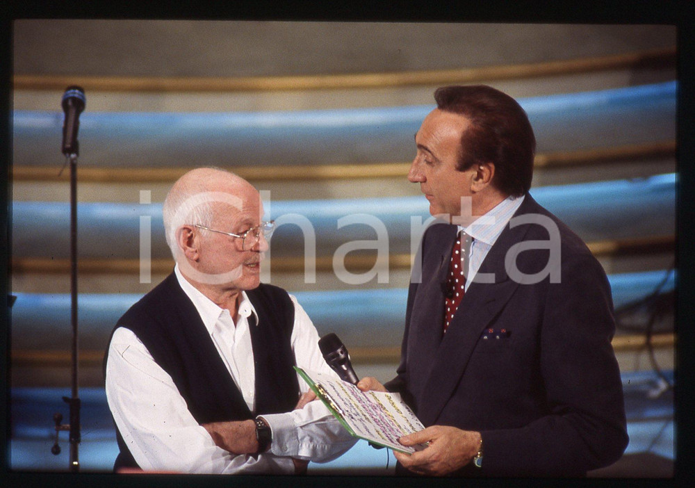 35mm vintage slide* 1993 SANREMO Pippo BAUDO con Roberto MUROLO all'Ariston (5) Diapositiva d'epoca, in formato 35 mm. CONDIZIONI: GOODE' severamente vietata la riproduzione. Tutti i diritti sono riservati. ICharta mette in vendita, sul negozio eBay e in esclusiva sul sito "icharta" il proprio archivio composto da numerose diapositive e negativi fotografici d'epoca, tutti originali e autentici, che attraversano la storia del costume italiano tra gli la fine degli anni Sessanta e Novanta.Si tratta di uno sguardo inedito sull'attualit&agrave;, la politica, la vita quotidiana, il gossip e la cultura, che fotografa il cambiamento della nazione in quest'ultimo scorcio del XX secolo. Un'occasione unica per il mercato del collezionismo, che vede finalmente disponibile un archivio eccezionale per vastit&agrave;, tematiche e condizioni, in un settore (il negativo fotografico e la diapositiva) di assoluta novit&agrave; e dalle interessanti prospettive di investimento.  originale e autentica 1