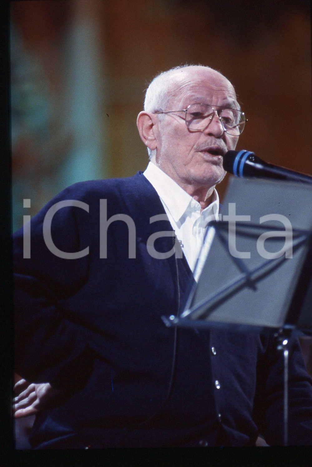 35mm vintage slide* 1993 SANREMO Roberto MUROLO durante le prove all'Ariston 1 Diapositiva d'epoca, in formato 35 mm. CONDIZIONI: GOODE' severamente vietata la riproduzione. Tutti i diritti sono riservati. ICharta mette in vendita, sul negozio eBay e in esclusiva sul sito "icharta" il proprio archivio composto da numerose diapositive e negativi fotografici d'epoca, tutti originali e autentici, che attraversano la storia del costume italiano tra gli la fine degli anni Sessanta e Novanta.Si tratta di uno sguardo inedito sull'attualit&agrave;, la politica, la vita quotidiana, il gossip e la cultura, che fotografa il cambiamento della nazione in quest'ultimo scorcio del XX secolo. Un'occasione unica per il mercato del collezionismo, che vede finalmente disponibile un archivio eccezionale per vastit&agrave;, tematiche e condizioni, in un settore (il negativo fotografico e la diapositiva) di assoluta novit&agrave; e dalle interessanti prospettive di investimento.  originale e autentica 1