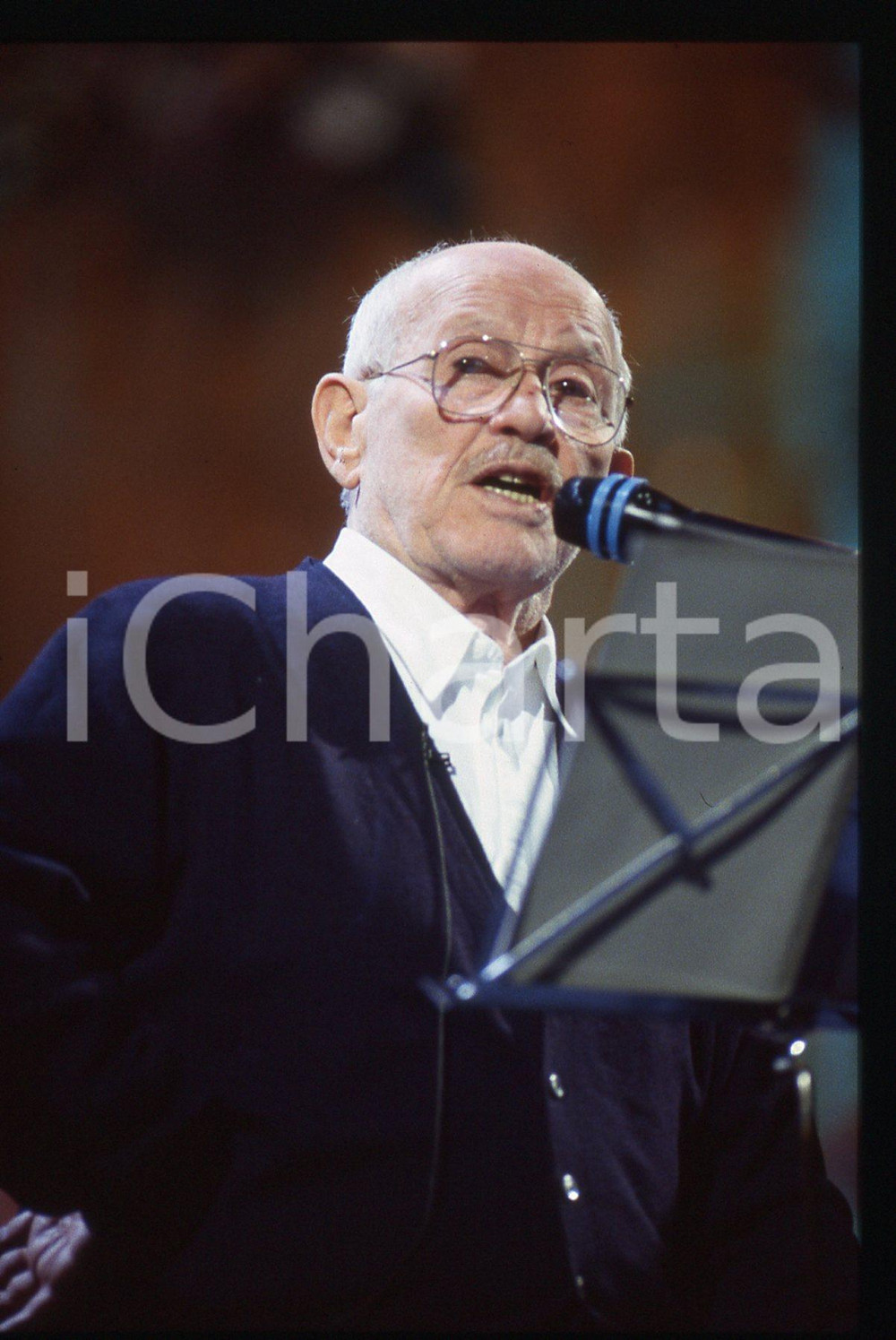 35mm vintage slide* 1993 SANREMO Roberto MUROLO durante le prove all'Ariston 3 Diapositiva d'epoca, in formato 35 mm. CONDIZIONI: GOODE' severamente vietata la riproduzione. Tutti i diritti sono riservati. ICharta mette in vendita, sul negozio eBay e in esclusiva sul sito "icharta" il proprio archivio composto da numerose diapositive e negativi fotografici d'epoca, tutti originali e autentici, che attraversano la storia del costume italiano tra gli la fine degli anni Sessanta e Novanta.Si tratta di uno sguardo inedito sull'attualit&agrave;, la politica, la vita quotidiana, il gossip e la cultura, che fotografa il cambiamento della nazione in quest'ultimo scorcio del XX secolo. Un'occasione unica per il mercato del collezionismo, che vede finalmente disponibile un archivio eccezionale per vastit&agrave;, tematiche e condizioni, in un settore (il negativo fotografico e la diapositiva) di assoluta novit&agrave; e dalle interessanti prospettive di investimento.  originale e autentica 1