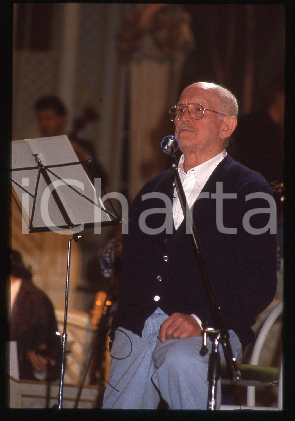 35mm vintage slide* 1993 SANREMO Roberto MUROLO durante le prove all'Ariston 5 Diapositiva d'epoca, in formato 35 mm. CONDIZIONI: GOODE' severamente vietata la riproduzione. Tutti i diritti sono riservati. ICharta mette in vendita, sul negozio eBay e in esclusiva sul sito "icharta" il proprio archivio composto da numerose diapositive e negativi fotografici d'epoca, tutti originali e autentici, che attraversano la storia del costume italiano tra gli la fine degli anni Sessanta e Novanta.Si tratta di uno sguardo inedito sull'attualit&agrave;, la politica, la vita quotidiana, il gossip e la cultura, che fotografa il cambiamento della nazione in quest'ultimo scorcio del XX secolo. Un'occasione unica per il mercato del collezionismo, che vede finalmente disponibile un archivio eccezionale per vastit&agrave;, tematiche e condizioni, in un settore (il negativo fotografico e la diapositiva) di assoluta novit&agrave; e dalle interessanti prospettive di investimento.  originale e autentica 1