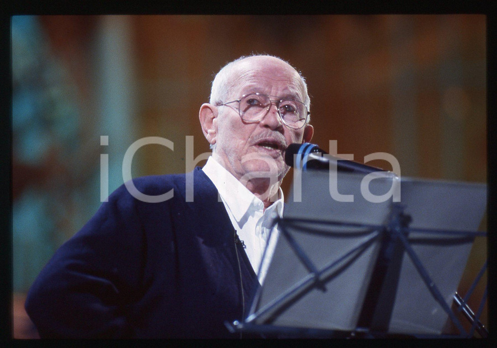 35mm vintage slide* 1993 SANREMO Roberto MUROLO durante le prove all'Ariston 6 Diapositiva d'epoca, in formato 35 mm. CONDIZIONI: GOODE' severamente vietata la riproduzione. Tutti i diritti sono riservati. ICharta mette in vendita, sul negozio eBay e in esclusiva sul sito "icharta" il proprio archivio composto da numerose diapositive e negativi fotografici d'epoca, tutti originali e autentici, che attraversano la storia del costume italiano tra gli la fine degli anni Sessanta e Novanta.Si tratta di uno sguardo inedito sull'attualit&agrave;, la politica, la vita quotidiana, il gossip e la cultura, che fotografa il cambiamento della nazione in quest'ultimo scorcio del XX secolo. Un'occasione unica per il mercato del collezionismo, che vede finalmente disponibile un archivio eccezionale per vastit&agrave;, tematiche e condizioni, in un settore (il negativo fotografico e la diapositiva) di assoluta novit&agrave; e dalle interessanti prospettive di investimento.  originale e autentica 1