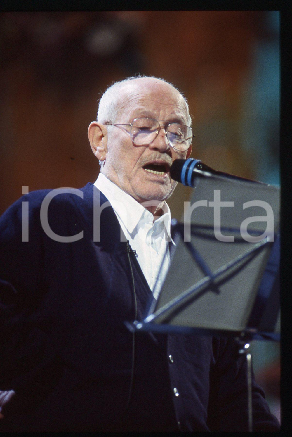 35mm vintage slide* 1993 SANREMO Roberto MUROLO durante le prove all'Ariston 8 Diapositiva d'epoca, in formato 35 mm. CONDIZIONI: GOODE' severamente vietata la riproduzione. Tutti i diritti sono riservati. ICharta mette in vendita, sul negozio eBay e in esclusiva sul sito "icharta" il proprio archivio composto da numerose diapositive e negativi fotografici d'epoca, tutti originali e autentici, che attraversano la storia del costume italiano tra gli la fine degli anni Sessanta e Novanta.Si tratta di uno sguardo inedito sull'attualit&agrave;, la politica, la vita quotidiana, il gossip e la cultura, che fotografa il cambiamento della nazione in quest'ultimo scorcio del XX secolo. Un'occasione unica per il mercato del collezionismo, che vede finalmente disponibile un archivio eccezionale per vastit&agrave;, tematiche e condizioni, in un settore (il negativo fotografico e la diapositiva) di assoluta novit&agrave; e dalle interessanti prospettive di investimento.  originale e autentica 1