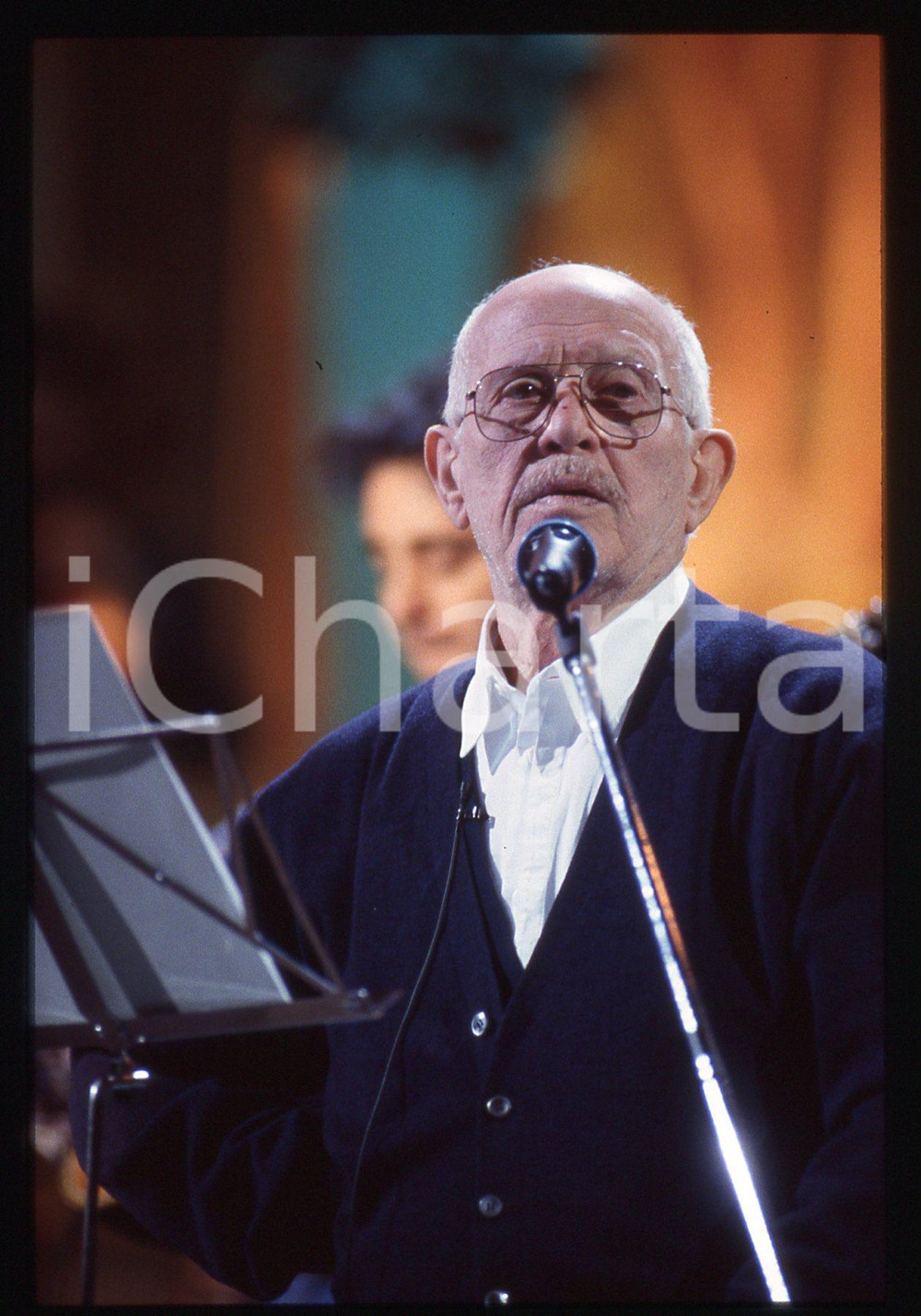 35mm vintage slide* 1993 SANREMO Roberto MUROLO durante le prove all'Ariston 9 Diapositiva d'epoca, in formato 35 mm. CONDIZIONI: GOODE' severamente vietata la riproduzione. Tutti i diritti sono riservati. ICharta mette in vendita, sul negozio eBay e in esclusiva sul sito "icharta" il proprio archivio composto da numerose diapositive e negativi fotografici d'epoca, tutti originali e autentici, che attraversano la storia del costume italiano tra gli la fine degli anni Sessanta e Novanta.Si tratta di uno sguardo inedito sull'attualit&agrave;, la politica, la vita quotidiana, il gossip e la cultura, che fotografa il cambiamento della nazione in quest'ultimo scorcio del XX secolo. Un'occasione unica per il mercato del collezionismo, che vede finalmente disponibile un archivio eccezionale per vastit&agrave;, tematiche e condizioni, in un settore (il negativo fotografico e la diapositiva) di assoluta novit&agrave; e dalle interessanti prospettive di investimento.  originale e autentica 1