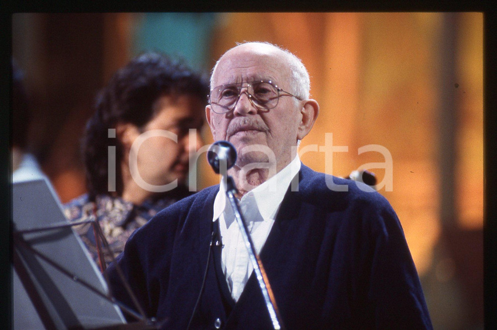 35mm vintage slide* 1993 SANREMO Roberto MUROLO durante le prove all'Ariston 10 Diapositiva d'epoca, in formato 35 mm. CONDIZIONI: GOODE' severamente vietata la riproduzione. Tutti i diritti sono riservati. ICharta mette in vendita, sul negozio eBay e in esclusiva sul sito "icharta" il proprio archivio composto da numerose diapositive e negativi fotografici d'epoca, tutti originali e autentici, che attraversano la storia del costume italiano tra gli la fine degli anni Sessanta e Novanta.Si tratta di uno sguardo inedito sull'attualit&agrave;, la politica, la vita quotidiana, il gossip e la cultura, che fotografa il cambiamento della nazione in quest'ultimo scorcio del XX secolo. Un'occasione unica per il mercato del collezionismo, che vede finalmente disponibile un archivio eccezionale per vastit&agrave;, tematiche e condizioni, in un settore (il negativo fotografico e la diapositiva) di assoluta novit&agrave; e dalle interessanti prospettive di investimento.  originale e autentica 1