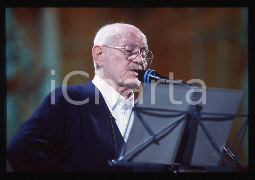 35mm vintage slide* 1993 SANREMO Roberto MUROLO durante le prove all'Ariston 11 Diapositiva d'epoca, in formato 35 mm. CONDIZIONI: GOODE' severamente vietata la riproduzione. Tutti i diritti sono riservati. ICharta mette in vendita, sul negozio eBay e in esclusiva sul sito "icharta" il proprio archivio composto da numerose diapositive e negativi fotografici d'epoca, tutti originali e autentici, che attraversano la storia del costume italiano tra gli la fine degli anni Sessanta e Novanta.Si tratta di uno sguardo inedito sull'attualit&agrave;, la politica, la vita quotidiana, il gossip e la cultura, che fotografa il cambiamento della nazione in quest'ultimo scorcio del XX secolo. Un'occasione unica per il mercato del collezionismo, che vede finalmente disponibile un archivio eccezionale per vastit&agrave;, tematiche e condizioni, in un settore (il negativo fotografico e la diapositiva) di assoluta novit&agrave; e dalle interessanti prospettive di investimento.  originale e autentica 1