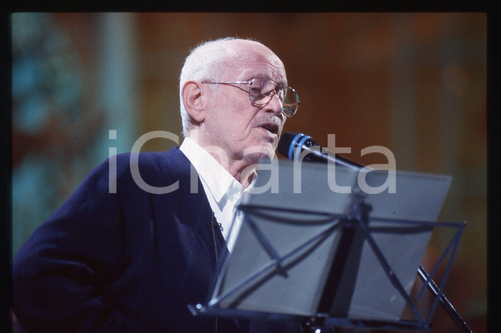 35mm vintage slide* 1993 SANREMO Roberto MUROLO durante le prove all'Ariston 12 Diapositiva d'epoca, in formato 35 mm. CONDIZIONI: GOODE' severamente vietata la riproduzione. Tutti i diritti sono riservati. ICharta mette in vendita, sul negozio eBay e in esclusiva sul sito "icharta" il proprio archivio composto da numerose diapositive e negativi fotografici d'epoca, tutti originali e autentici, che attraversano la storia del costume italiano tra gli la fine degli anni Sessanta e Novanta.Si tratta di uno sguardo inedito sull'attualit&agrave;, la politica, la vita quotidiana, il gossip e la cultura, che fotografa il cambiamento della nazione in quest'ultimo scorcio del XX secolo. Un'occasione unica per il mercato del collezionismo, che vede finalmente disponibile un archivio eccezionale per vastit&agrave;, tematiche e condizioni, in un settore (il negativo fotografico e la diapositiva) di assoluta novit&agrave; e dalle interessanti prospettive di investimento.  originale e autentica 1