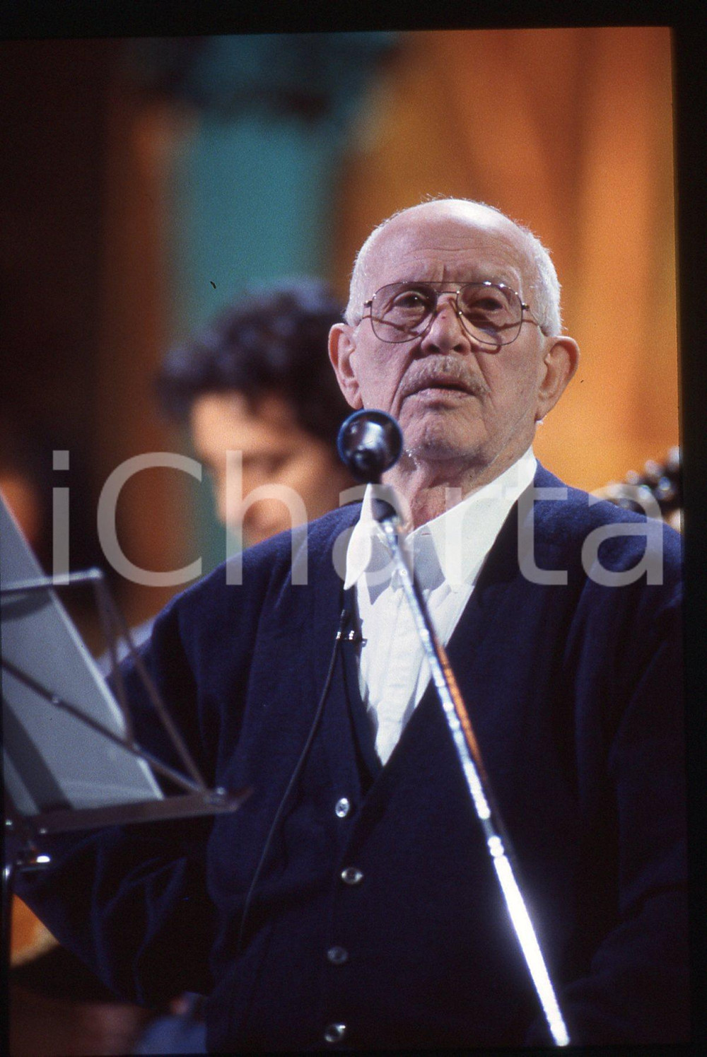 35mm vintage slide* 1993 SANREMO Roberto MUROLO durante le prove all'Ariston 13 Diapositiva d'epoca, in formato 35 mm. CONDIZIONI: GOODE' severamente vietata la riproduzione. Tutti i diritti sono riservati. ICharta mette in vendita, sul negozio eBay e in esclusiva sul sito "icharta" il proprio archivio composto da numerose diapositive e negativi fotografici d'epoca, tutti originali e autentici, che attraversano la storia del costume italiano tra gli la fine degli anni Sessanta e Novanta.Si tratta di uno sguardo inedito sull'attualit&agrave;, la politica, la vita quotidiana, il gossip e la cultura, che fotografa il cambiamento della nazione in quest'ultimo scorcio del XX secolo. Un'occasione unica per il mercato del collezionismo, che vede finalmente disponibile un archivio eccezionale per vastit&agrave;, tematiche e condizioni, in un settore (il negativo fotografico e la diapositiva) di assoluta novit&agrave; e dalle interessanti prospettive di investimento.  originale e autentica 1