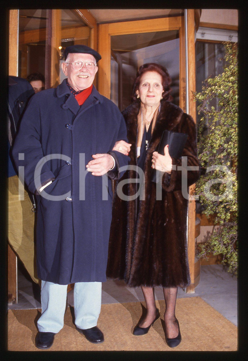 35mm vintage slide* 1993 SANREMO Roberto MUROLO Ritratto del cantante 1 La diapositiva &egrave; stata scattata in occasione del Festival della CanzoneDiapositiva d'epoca, in formato 35 mm. CONDIZIONI: GOODE' severamente vietata la riproduzione. Tutti i diritti sono riservati. ICharta mette in vendita, sul negozio eBay e in esclusiva sul sito "icharta" il proprio archivio composto da numerose diapositive e negativi fotografici d'epoca, tutti originali e autentici, che attraversano la storia del costume italiano tra gli la fine degli anni Sessanta e Novanta.Si tratta di uno sguardo inedito sull'attualit&agrave;, la politica, la vita quotidiana, il gossip e la cultura, che fotografa il cambiamento della nazione in quest'ultimo scorcio del XX secolo. Un'occasione unica per il mercato del collezionismo, che vede finalmente disponibile un archivio eccezionale per vastit&agrave;, tematiche e condizioni, in un settore (il negativo fotografico e la diapositiva) di assoluta novit&agrave; e dalle interessanti prospettive di investimento.  originale e autentica 1