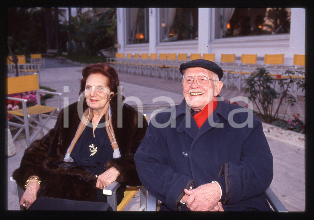 35mm vintage slide* 1993 SANREMO Roberto MUROLO Ritratto del cantante 2 La diapositiva &egrave; stata scattata in occasione del Festival della CanzoneDiapositiva d'epoca, in formato 35 mm. CONDIZIONI: GOODE' severamente vietata la riproduzione. Tutti i diritti sono riservati. ICharta mette in vendita, sul negozio eBay e in esclusiva sul sito "icharta" il proprio archivio composto da numerose diapositive e negativi fotografici d'epoca, tutti originali e autentici, che attraversano la storia del costume italiano tra gli la fine degli anni Sessanta e Novanta.Si tratta di uno sguardo inedito sull'attualit&agrave;, la politica, la vita quotidiana, il gossip e la cultura, che fotografa il cambiamento della nazione in quest'ultimo scorcio del XX secolo. Un'occasione unica per il mercato del collezionismo, che vede finalmente disponibile un archivio eccezionale per vastit&agrave;, tematiche e condizioni, in un settore (il negativo fotografico e la diapositiva) di assoluta novit&agrave; e dalle interessanti prospettive di investimento.  originale e autentica 1