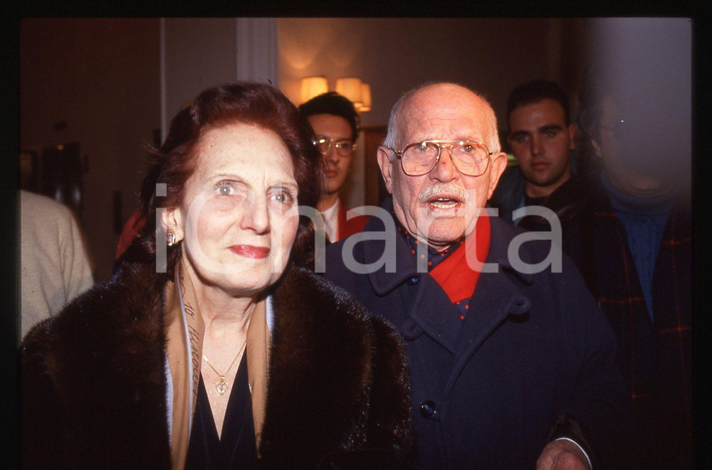 35mm vintage slide* 1993 SANREMO Roberto MUROLO Ritratto del cantante 3 La diapositiva &egrave; stata scattata in occasione del Festival della CanzoneDiapositiva d'epoca, in formato 35 mm. CONDIZIONI: GOODE' severamente vietata la riproduzione. Tutti i diritti sono riservati. ICharta mette in vendita, sul negozio eBay e in esclusiva sul sito "icharta" il proprio archivio composto da numerose diapositive e negativi fotografici d'epoca, tutti originali e autentici, che attraversano la storia del costume italiano tra gli la fine degli anni Sessanta e Novanta.Si tratta di uno sguardo inedito sull'attualit&agrave;, la politica, la vita quotidiana, il gossip e la cultura, che fotografa il cambiamento della nazione in quest'ultimo scorcio del XX secolo. Un'occasione unica per il mercato del collezionismo, che vede finalmente disponibile un archivio eccezionale per vastit&agrave;, tematiche e condizioni, in un settore (il negativo fotografico e la diapositiva) di assoluta novit&agrave; e dalle interessanti prospettive di investimento.  originale e autentica 1