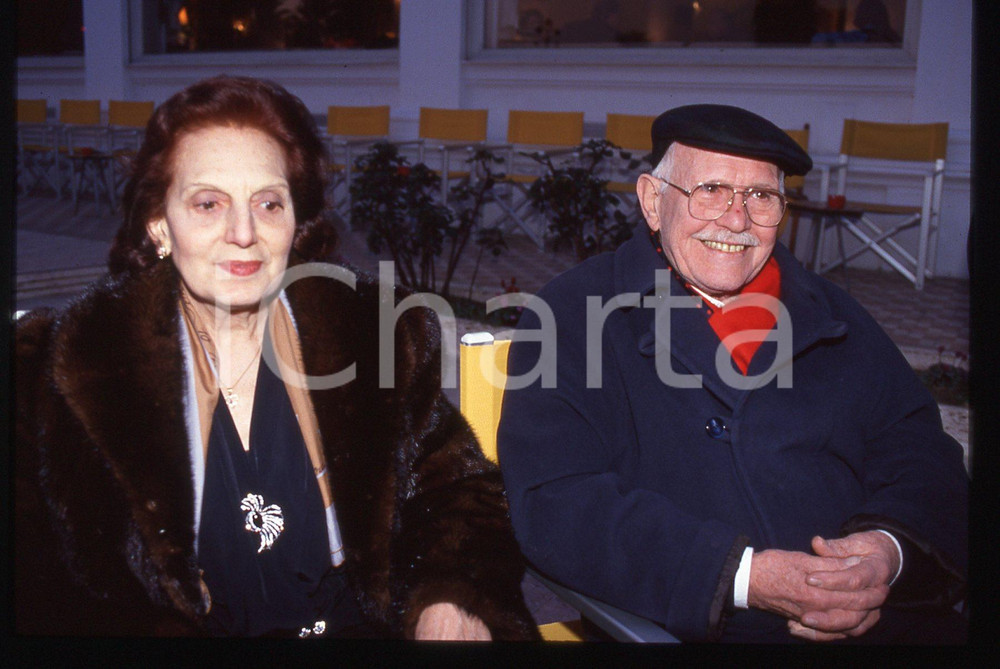 35mm vintage slide* 1993 SANREMO Roberto MUROLO Ritratto del cantante 4 La diapositiva &egrave; stata scattata in occasione del Festival della CanzoneDiapositiva d'epoca, in formato 35 mm. CONDIZIONI: GOODE' severamente vietata la riproduzione. Tutti i diritti sono riservati. ICharta mette in vendita, sul negozio eBay e in esclusiva sul sito "icharta" il proprio archivio composto da numerose diapositive e negativi fotografici d'epoca, tutti originali e autentici, che attraversano la storia del costume italiano tra gli la fine degli anni Sessanta e Novanta.Si tratta di uno sguardo inedito sull'attualit&agrave;, la politica, la vita quotidiana, il gossip e la cultura, che fotografa il cambiamento della nazione in quest'ultimo scorcio del XX secolo. Un'occasione unica per il mercato del collezionismo, che vede finalmente disponibile un archivio eccezionale per vastit&agrave;, tematiche e condizioni, in un settore (il negativo fotografico e la diapositiva) di assoluta novit&agrave; e dalle interessanti prospettive di investimento.  originale e autentica 1