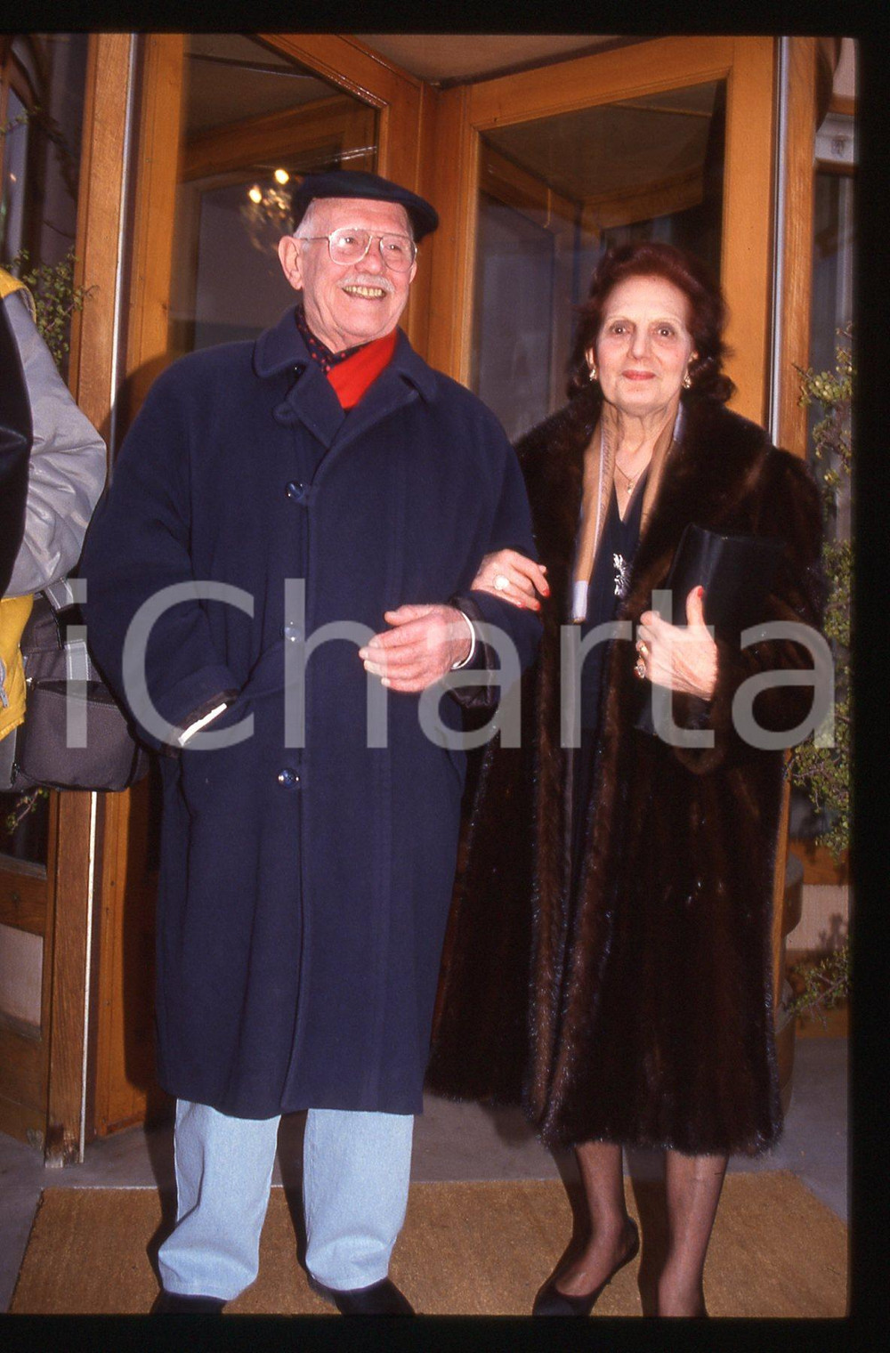 35mm vintage slide* 1993 SANREMO Roberto MUROLO Ritratto del cantante (5) La diapositiva &egrave; stata scattata in occasione del Festival della CanzoneDiapositiva d'epoca, in formato 35 mm. CONDIZIONI: GOODE' severamente vietata la riproduzione. Tutti i diritti sono riservati. ICharta mette in vendita, sul negozio eBay e in esclusiva sul sito "icharta" il proprio archivio composto da numerose diapositive e negativi fotografici d'epoca, tutti originali e autentici, che attraversano la storia del costume italiano tra gli la fine degli anni Sessanta e Novanta.Si tratta di uno sguardo inedito sull'attualit&agrave;, la politica, la vita quotidiana, il gossip e la cultura, che fotografa il cambiamento della nazione in quest'ultimo scorcio del XX secolo. Un'occasione unica per il mercato del collezionismo, che vede finalmente disponibile un archivio eccezionale per vastit&agrave;, tematiche e condizioni, in un settore (il negativo fotografico e la diapositiva) di assoluta novit&agrave; e dalle interessanti prospettive di investimento.  originale e autentica 1