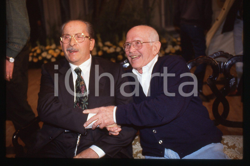 35mm vintage slide* 1993 SANREMO Domenico MODUGNO Roberto MUROLO Ritratto (1) La diapositiva &egrave; stata scattata in occasione del Festival della CanzoneDiapositiva d'epoca, in formato 35 mm. CONDIZIONI: GOODE' severamente vietata la riproduzione. Tutti i diritti sono riservati. ICharta mette in vendita, sul negozio eBay e in esclusiva sul sito "icharta" il proprio archivio composto da numerose diapositive e negativi fotografici d'epoca, tutti originali e autentici, che attraversano la storia del costume italiano tra gli la fine degli anni Sessanta e Novanta.Si tratta di uno sguardo inedito sull'attualit&agrave;, la politica, la vita quotidiana, il gossip e la cultura, che fotografa il cambiamento della nazione in quest'ultimo scorcio del XX secolo. Un'occasione unica per il mercato del collezionismo, che vede finalmente disponibile un archivio eccezionale per vastit&agrave;, tematiche e condizioni, in un settore (il negativo fotografico e la diapositiva) di assoluta novit&agrave; e dalle interessanti prospettive di investimento.  originale e autentica 1