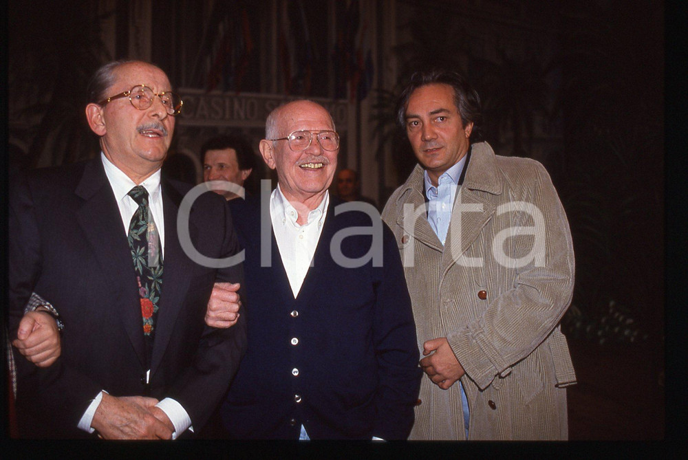 35mm vintage slide* 1993 SANREMO Domenico MODUGNO Roberto MUROLO Ritratto (2) La diapositiva &egrave; stata scattata in occasione del Festival della CanzoneDiapositiva d'epoca, in formato 35 mm. CONDIZIONI: GOODE' severamente vietata la riproduzione. Tutti i diritti sono riservati. ICharta mette in vendita, sul negozio eBay e in esclusiva sul sito "icharta" il proprio archivio composto da numerose diapositive e negativi fotografici d'epoca, tutti originali e autentici, che attraversano la storia del costume italiano tra gli la fine degli anni Sessanta e Novanta.Si tratta di uno sguardo inedito sull'attualit&agrave;, la politica, la vita quotidiana, il gossip e la cultura, che fotografa il cambiamento della nazione in quest'ultimo scorcio del XX secolo. Un'occasione unica per il mercato del collezionismo, che vede finalmente disponibile un archivio eccezionale per vastit&agrave;, tematiche e condizioni, in un settore (il negativo fotografico e la diapositiva) di assoluta novit&agrave; e dalle interessanti prospettive di investimento.  originale e autentica 1