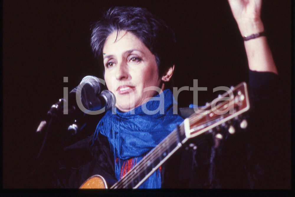 35mm vintage slide* 1984 VERONA Joan BAEZ durante il concerto all'ARENA (2) Diapositiva d'epoca, in formato 35 mm. CONDIZIONI: GOODE' severamente vietata la riproduzione. Tutti i diritti sono riservati. ICharta mette in vendita, sul negozio eBay e in esclusiva sul sito "icharta" il proprio archivio composto da numerose diapositive e negativi fotografici d'epoca, tutti originali e autentici, che attraversano la storia del costume italiano tra gli la fine degli anni Sessanta e Novanta.Si tratta di uno sguardo inedito sull'attualit&agrave;, la politica, la vita quotidiana, il gossip e la cultura, che fotografa il cambiamento della nazione in quest'ultimo scorcio del XX secolo. Un'occasione unica per il mercato del collezionismo, che vede finalmente disponibile un archivio eccezionale per vastit&agrave;, tematiche e condizioni, in un settore (il negativo fotografico e la diapositiva) di assoluta novit&agrave; e dalle interessanti prospettive di investimento.  originale e autentica 1