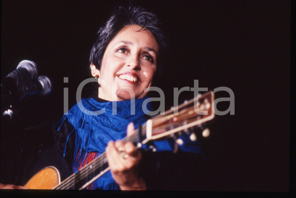 35mm vintage slide* 1984 VERONA Joan BAEZ durante il concerto all'ARENA (49) Diapositiva d'epoca, in formato 35 mm. CONDIZIONI: GOODE' severamente vietata la riproduzione. Tutti i diritti sono riservati. ICharta mette in vendita, sul negozio eBay e in esclusiva sul sito "icharta" il proprio archivio composto da numerose diapositive e negativi fotografici d'epoca, tutti originali e autentici, che attraversano la storia del costume italiano tra gli la fine degli anni Sessanta e Novanta.Si tratta di uno sguardo inedito sull'attualit&agrave;, la politica, la vita quotidiana, il gossip e la cultura, che fotografa il cambiamento della nazione in quest'ultimo scorcio del XX secolo. Un'occasione unica per il mercato del collezionismo, che vede finalmente disponibile un archivio eccezionale per vastit&agrave;, tematiche e condizioni, in un settore (il negativo fotografico e la diapositiva) di assoluta novit&agrave; e dalle interessanti prospettive di investimento.  originale e autentica 1