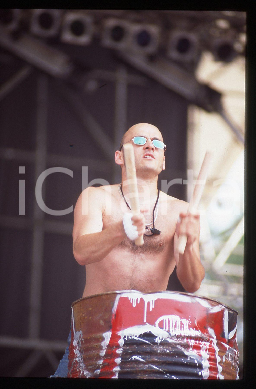 35mm vintage slide* 1994 MILANO LES TAMBOURS DU BRONX Prove Sonoria Festival 2 La manifestazione si &egrave; svolta presso il Parco AcquaticaDiapositiva d'epoca, in formato 35 mm. CONDIZIONI: GOODE' severamente vietata la riproduzione. Tutti i diritti sono riservati. ICharta mette in vendita, sul negozio eBay e in esclusiva sul sito "icharta" il proprio archivio composto da numerose diapositive e negativi fotografici d'epoca, tutti originali e autentici, che attraversano la storia del costume italiano tra gli la fine degli anni Sessanta e Novanta.Si tratta di uno sguardo inedito sull'attualit&agrave;, la politica, la vita quotidiana, il gossip e la cultura, che fotografa il cambiamento della nazione in quest'ultimo scorcio del XX secolo. Un'occasione unica per il mercato del collezionismo, che vede finalmente disponibile un archivio eccezionale per vastit&agrave;, tematiche e condizioni, in un settore (il negativo fotografico e la diapositiva) di assoluta novit&agrave; e dalle interessanti prospettive di investimento.  originale e autentica 1