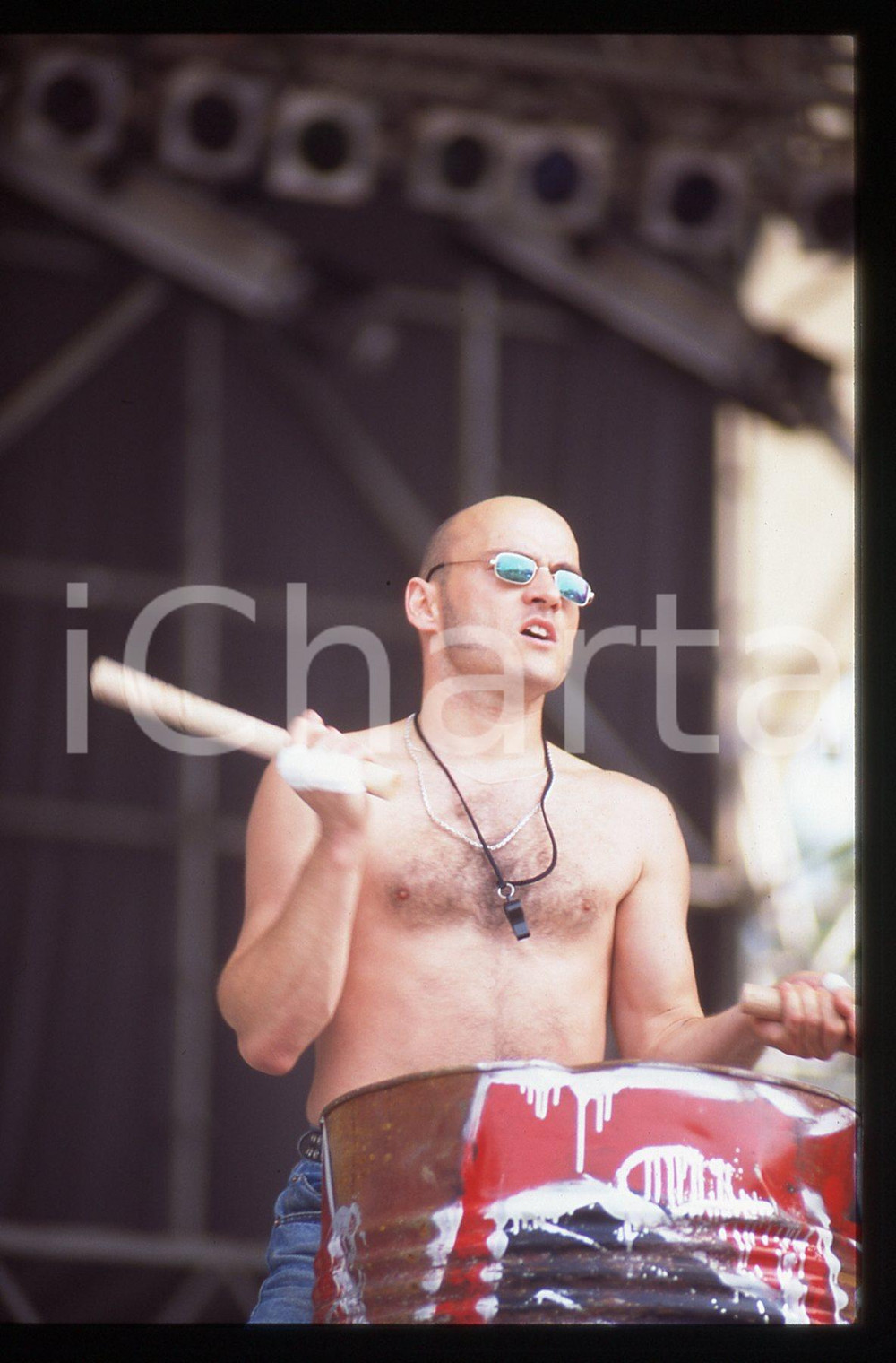 35mm vintage slide* 1994 MILANO LES TAMBOURS DU BRONX Prove Sonoria Festival 3 La manifestazione si &egrave; svolta presso il Parco AcquaticaDiapositiva d'epoca, in formato 35 mm. CONDIZIONI: GOODE' severamente vietata la riproduzione. Tutti i diritti sono riservati. ICharta mette in vendita, sul negozio eBay e in esclusiva sul sito "icharta" il proprio archivio composto da numerose diapositive e negativi fotografici d'epoca, tutti originali e autentici, che attraversano la storia del costume italiano tra gli la fine degli anni Sessanta e Novanta.Si tratta di uno sguardo inedito sull'attualit&agrave;, la politica, la vita quotidiana, il gossip e la cultura, che fotografa il cambiamento della nazione in quest'ultimo scorcio del XX secolo. Un'occasione unica per il mercato del collezionismo, che vede finalmente disponibile un archivio eccezionale per vastit&agrave;, tematiche e condizioni, in un settore (il negativo fotografico e la diapositiva) di assoluta novit&agrave; e dalle interessanti prospettive di investimento.  originale e autentica 1