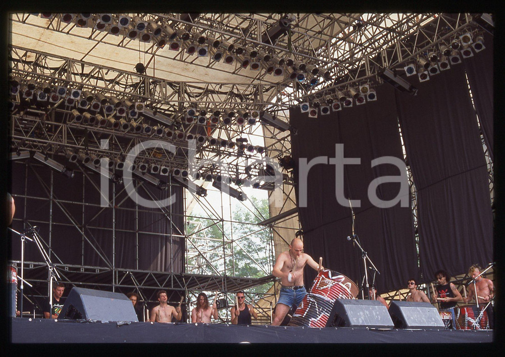 35mm vintage slide* 1994 MILANO LES TAMBOURS DU BRONX Prove Sonoria Festival 6 La manifestazione si &egrave; svolta presso il Parco AcquaticaDiapositiva d'epoca, in formato 35 mm. CONDIZIONI: GOODE' severamente vietata la riproduzione. Tutti i diritti sono riservati. ICharta mette in vendita, sul negozio eBay e in esclusiva sul sito "icharta" il proprio archivio composto da numerose diapositive e negativi fotografici d'epoca, tutti originali e autentici, che attraversano la storia del costume italiano tra gli la fine degli anni Sessanta e Novanta.Si tratta di uno sguardo inedito sull'attualit&agrave;, la politica, la vita quotidiana, il gossip e la cultura, che fotografa il cambiamento della nazione in quest'ultimo scorcio del XX secolo. Un'occasione unica per il mercato del collezionismo, che vede finalmente disponibile un archivio eccezionale per vastit&agrave;, tematiche e condizioni, in un settore (il negativo fotografico e la diapositiva) di assoluta novit&agrave; e dalle interessanti prospettive di investimento.  originale e autentica 1